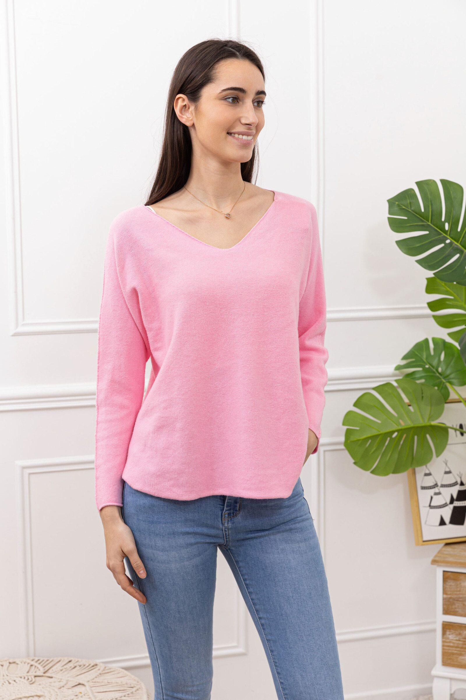 Soft sweater V for women in majority viscose, nylon and pbt, made in Italy, ideal for spring. Comfort and style guaranteed.