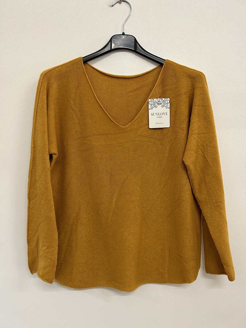 Pull doux col V pour femme, composé de viscose, PBT et nylon, idéal pour l'automne. Fabriqué en Italie, parfait pour la saison fraîche.