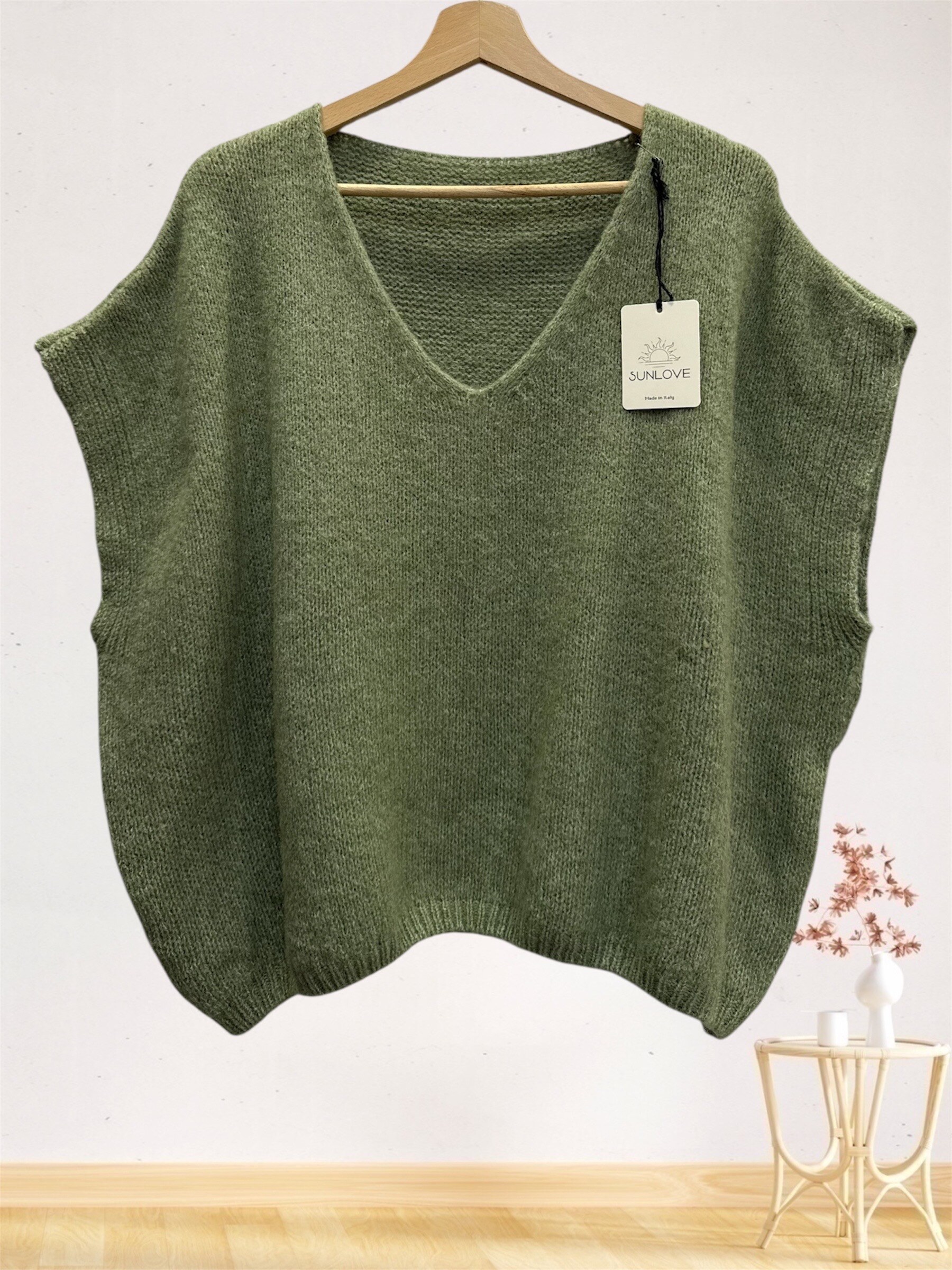 Pull en laine sans manches, idéal pour l'automne, fabriqué en Italie. Parfait mélange de chaleur et style moderne.