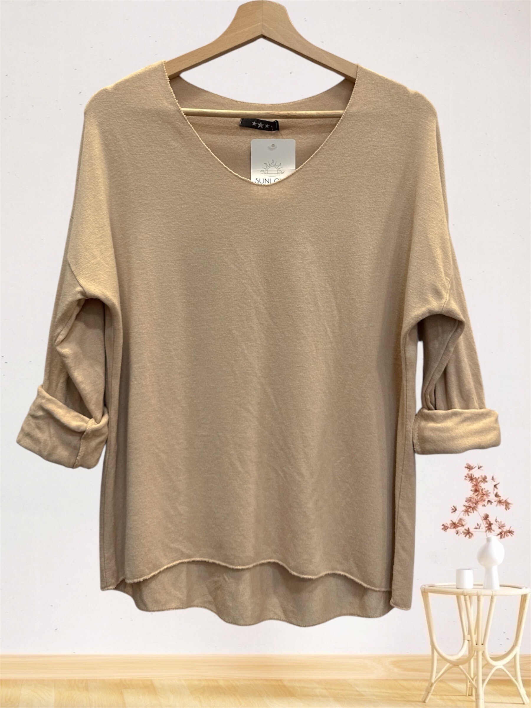 Haut col V élégant, fabriqué en Italie, mélange doux de viscose et nylon, parfait pour l'automne 2025.