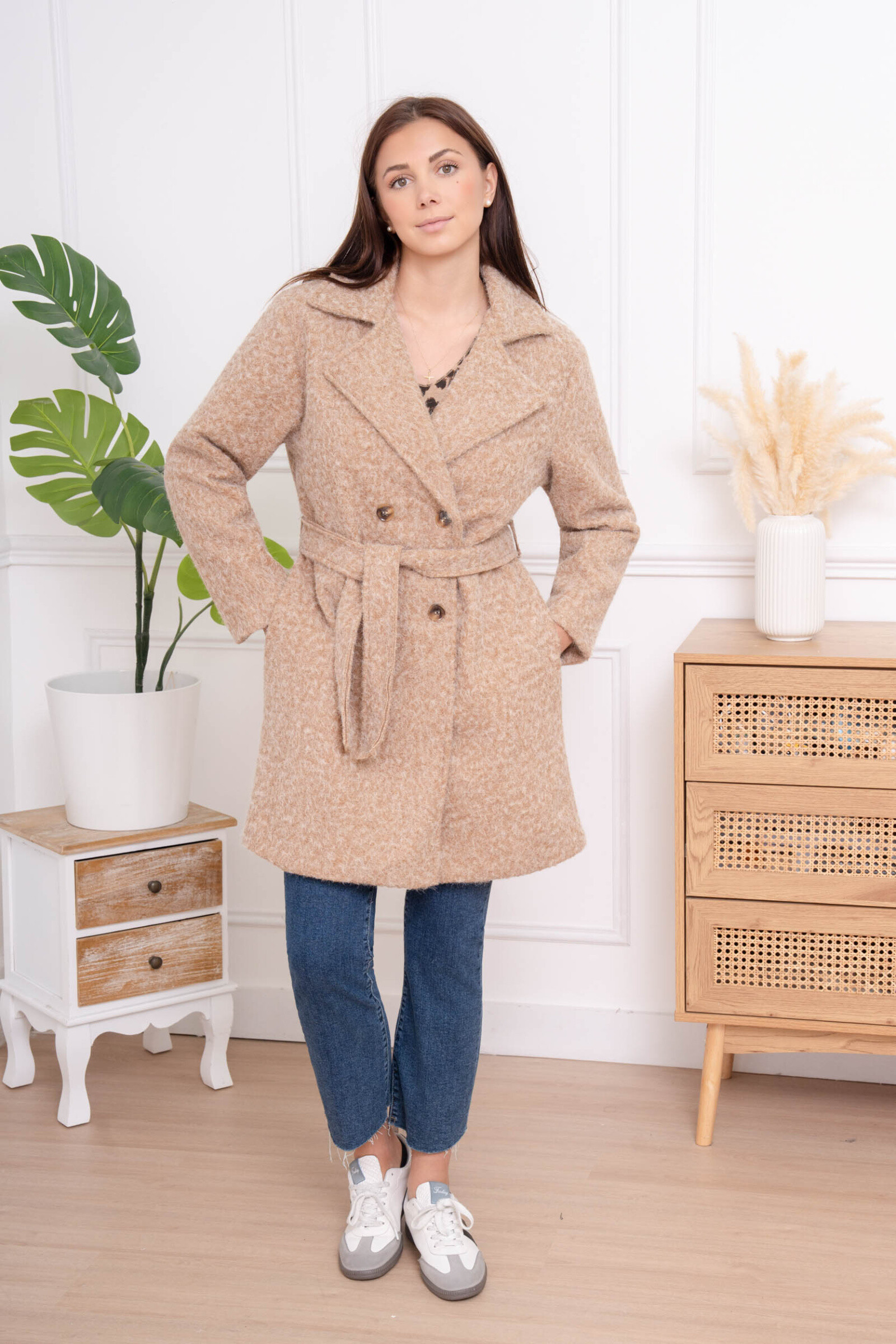 Manteau élégant pour femme, automne/hiver, en polyester stretch, avec ceinture et poches latérales, parfait pour un hiver doux.