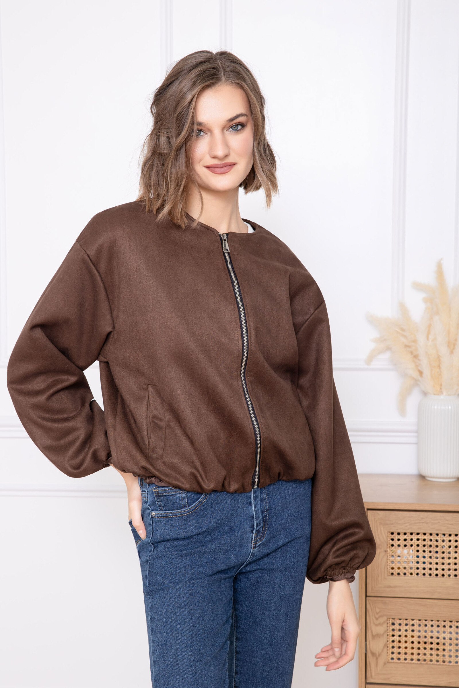 Veste bomber élégante pour femme en polyester et élasthanne, doublure chaude avec poches, idéale pour l'automne 2025.