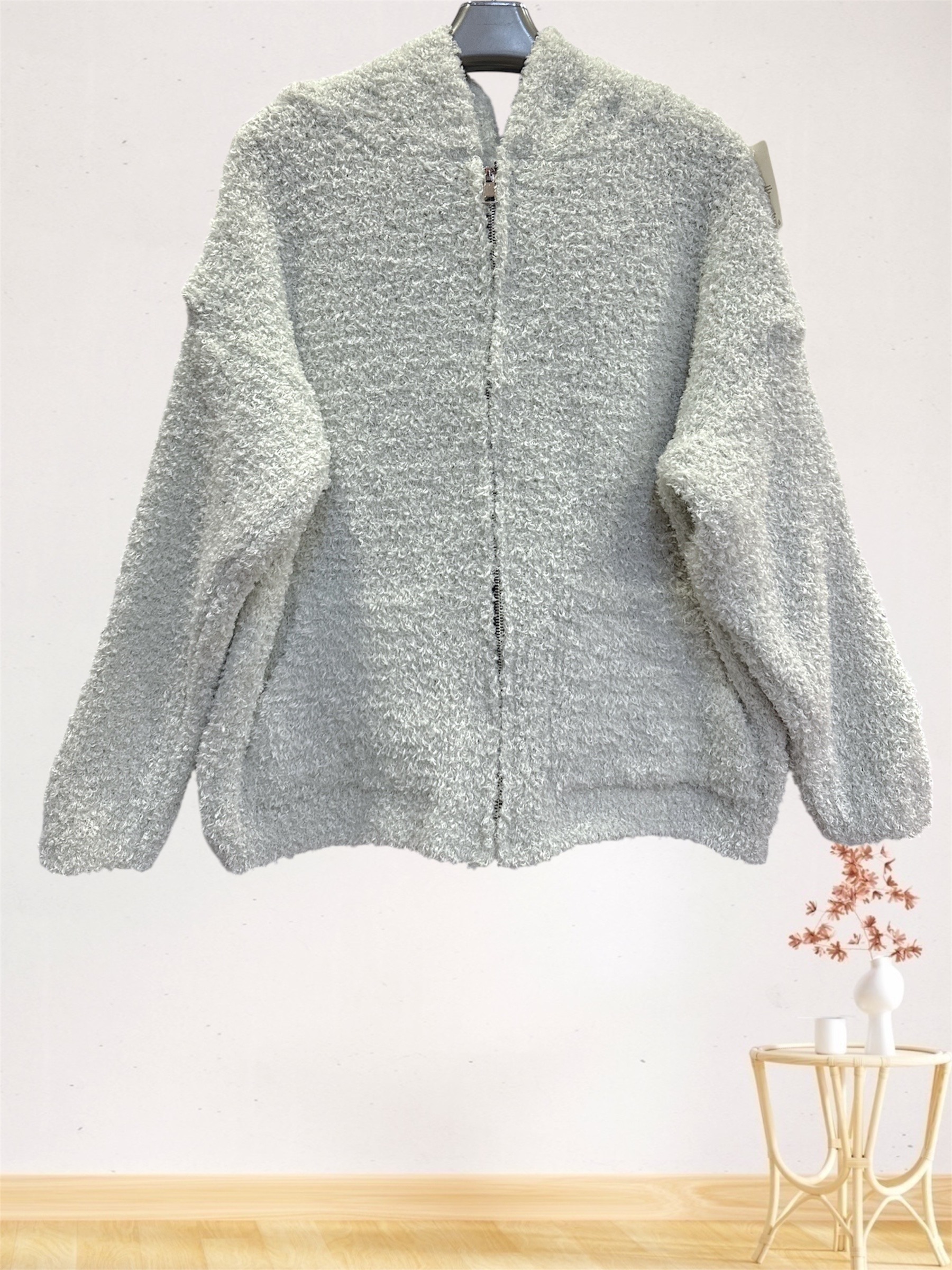 Veste Teddy zippée, capuche et poches, idéale pour l'automne. Fabriquée en Italie, mélange moelleux de mohair, acrylique et nylon.