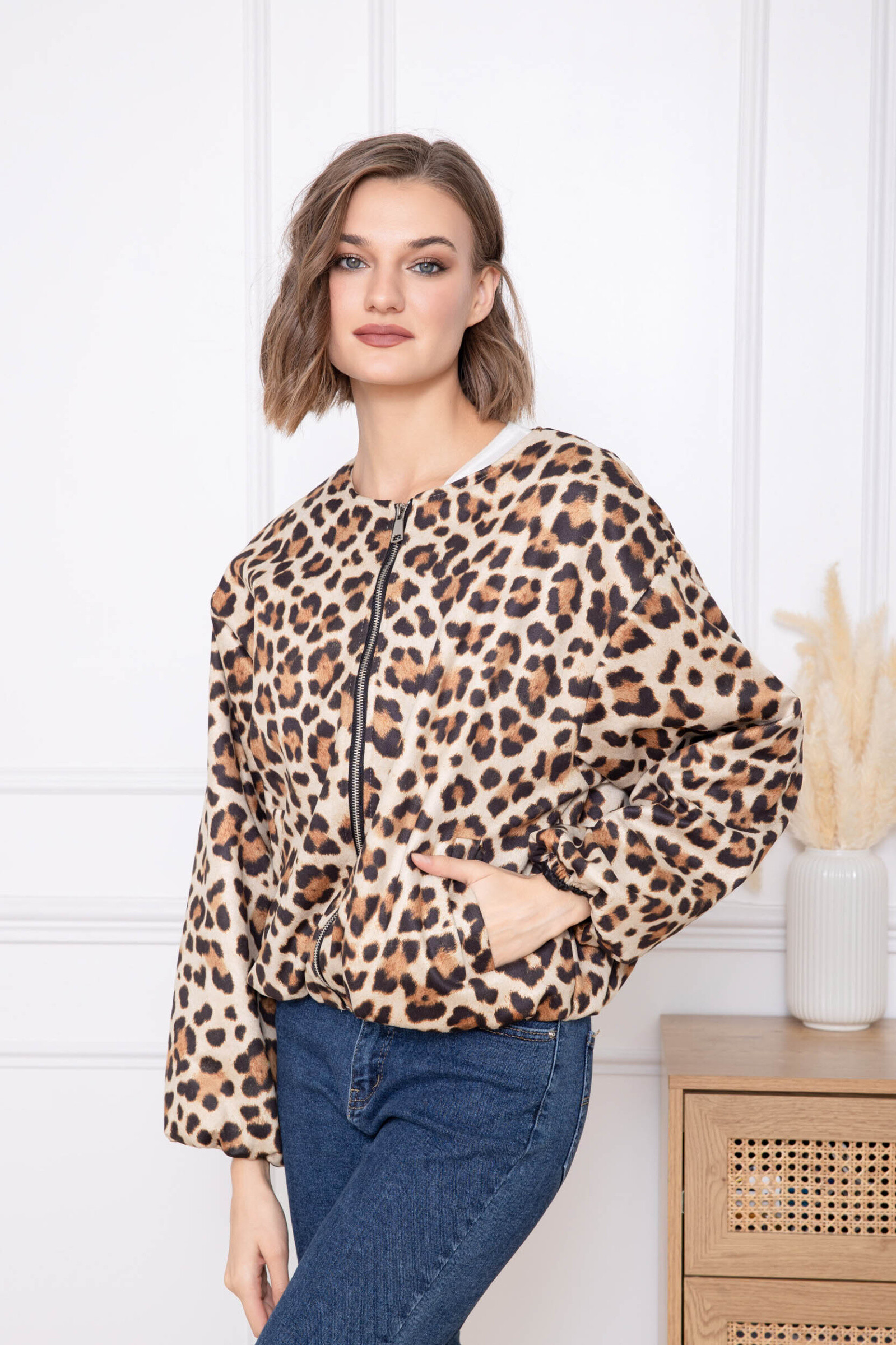 Veste bomber en daim imprimé léopard, idéale pour l'automne. Confort et style avec polyester et élasthanne, parfait pour femme.