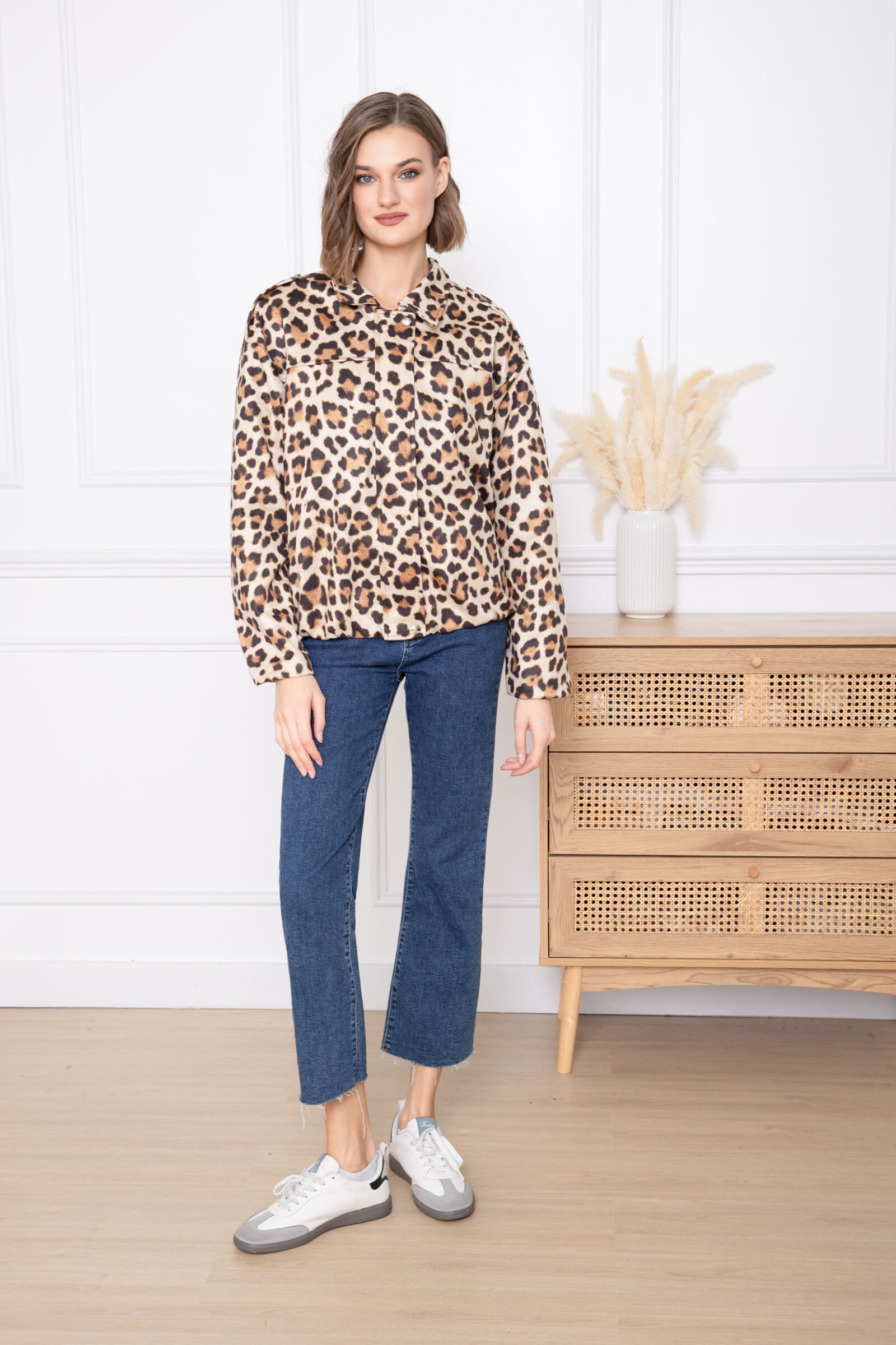 Veste daim léopard pour femme, douceur polyester, élasthanne, idéale automne/hiver, chic avec poches.