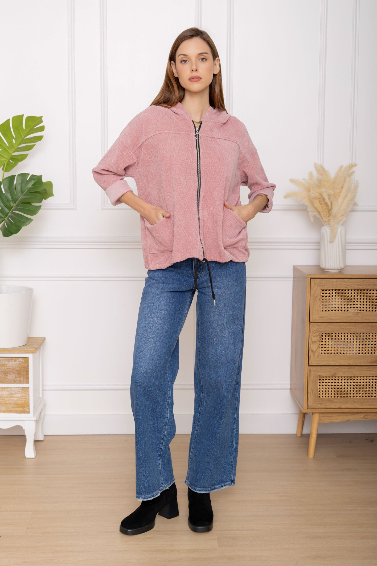 Veste en velours 100% polyester, idéale pour l'automne/hiver, avec capuche et poches, parfaite pour rester au chaud et élégante.