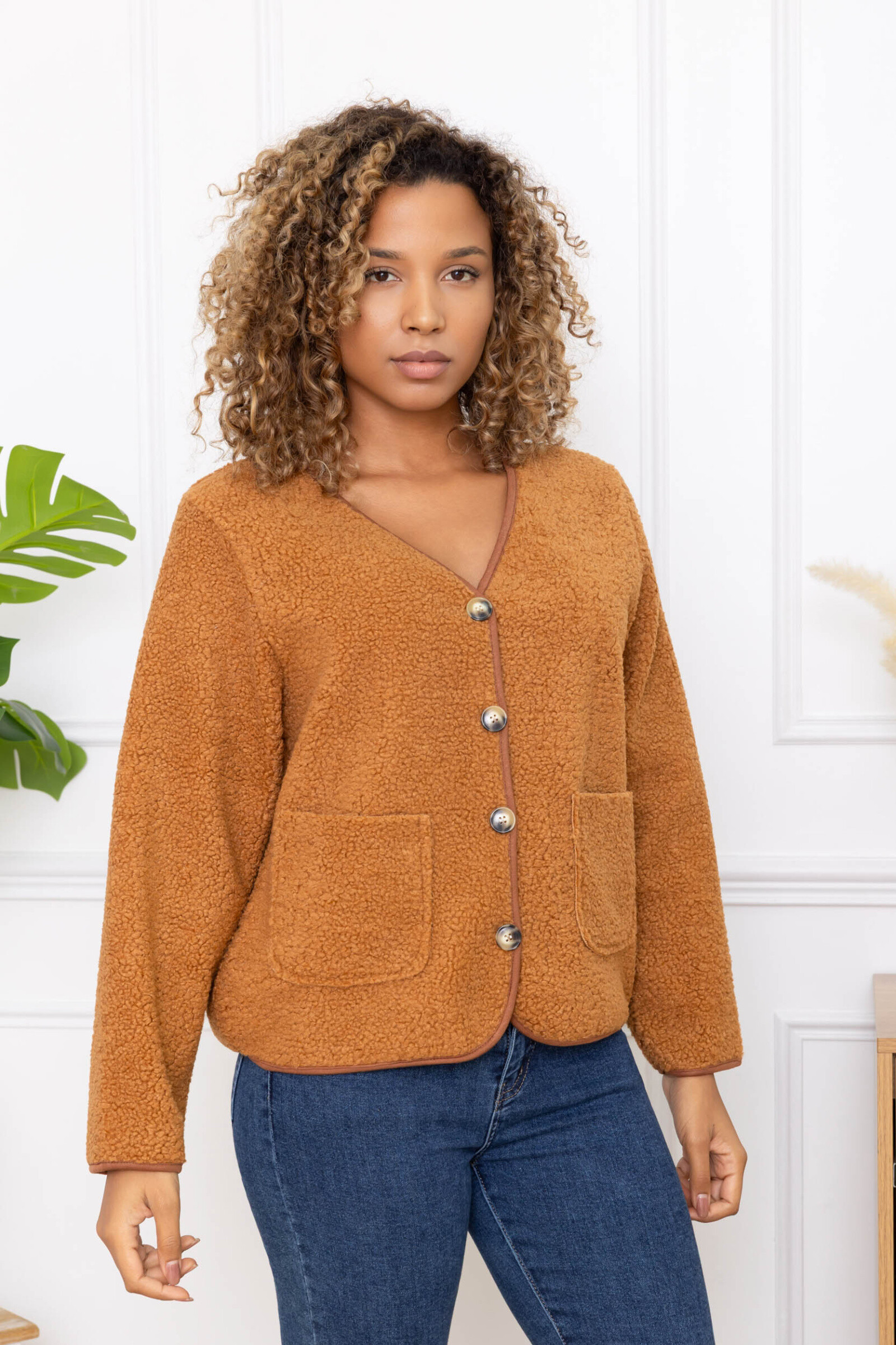 Veste en maille bouclette douce, 95% polyester, 5% élasthanne, idéale pour l'automne/hiver, avec poches pratiques.