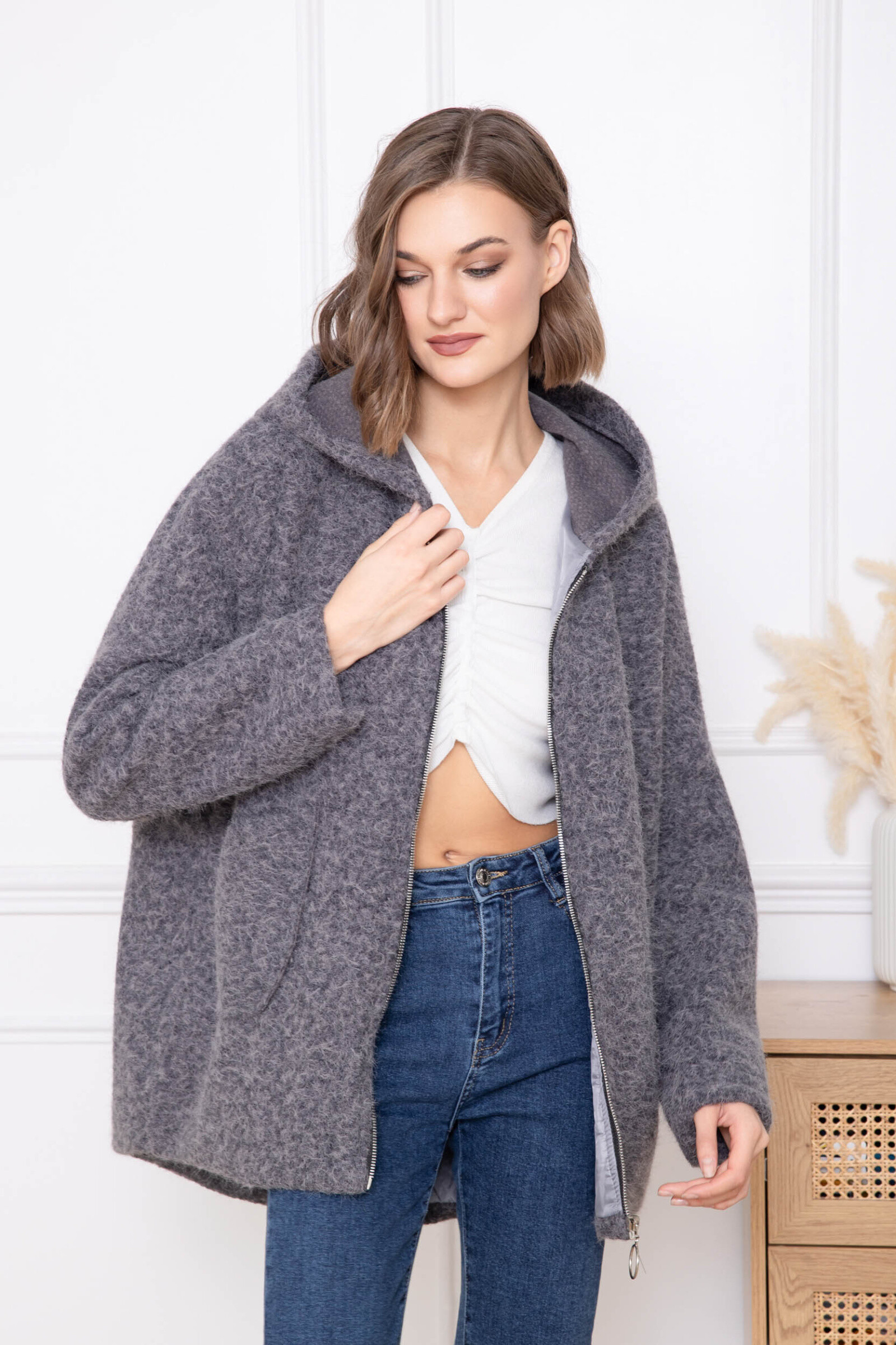 Veste d'hiver féminine en polyester élasthanne, idéale pour l'automne/hiver, avec capuche et poches pratiques.