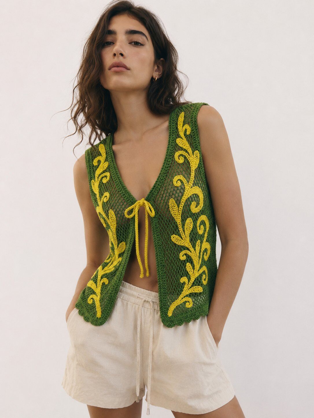Grossiste Sunny Knit - Gilet en Crochet – Haut Bohème Tricoté avec Broderie Florale Bleue, Cardigan Léger d'Été