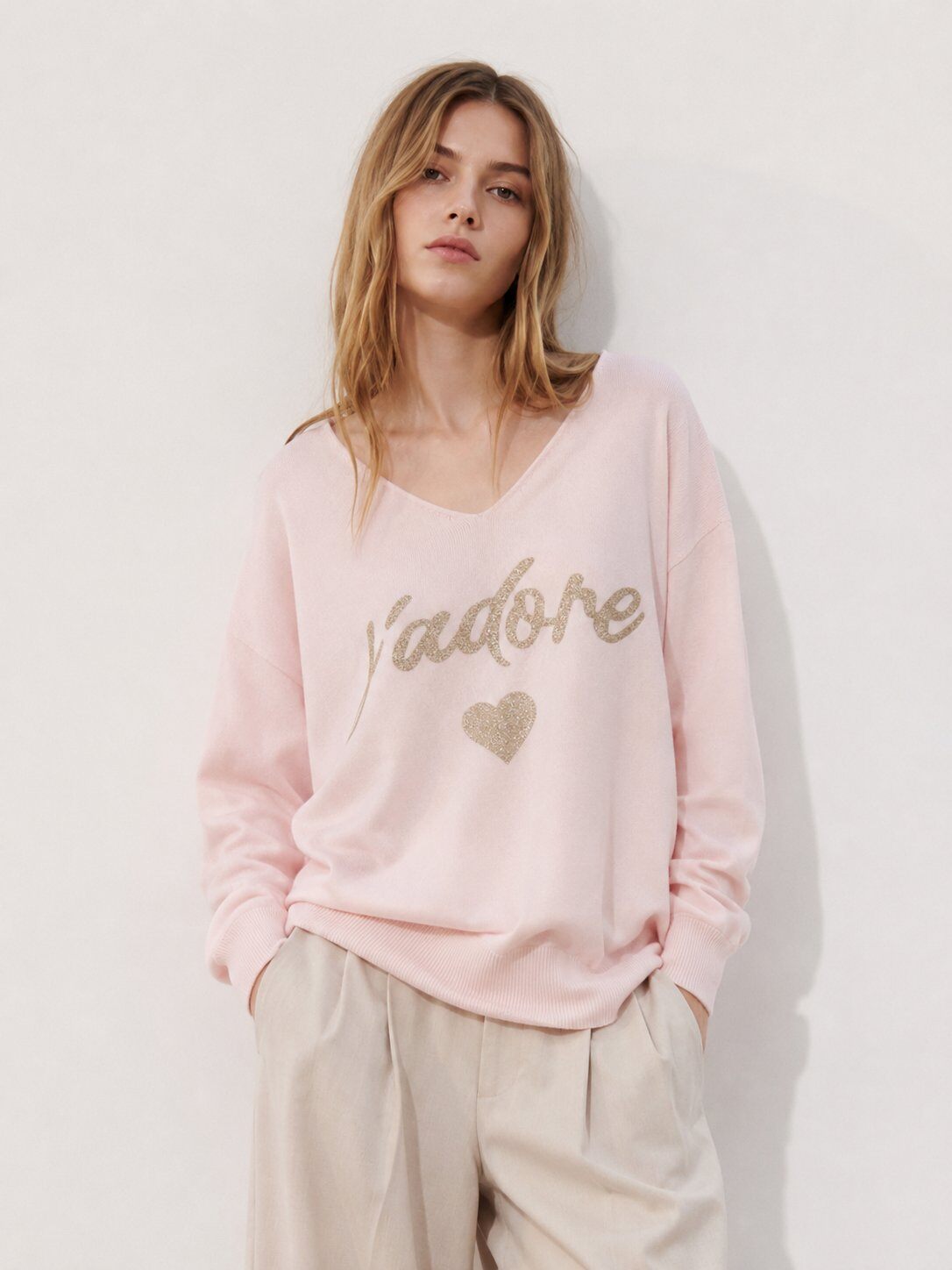 Grossista SUNNY SELECT - Maglione in maglia misto lana con stampa lettere e scollo a V a maniche lunghe per donna
