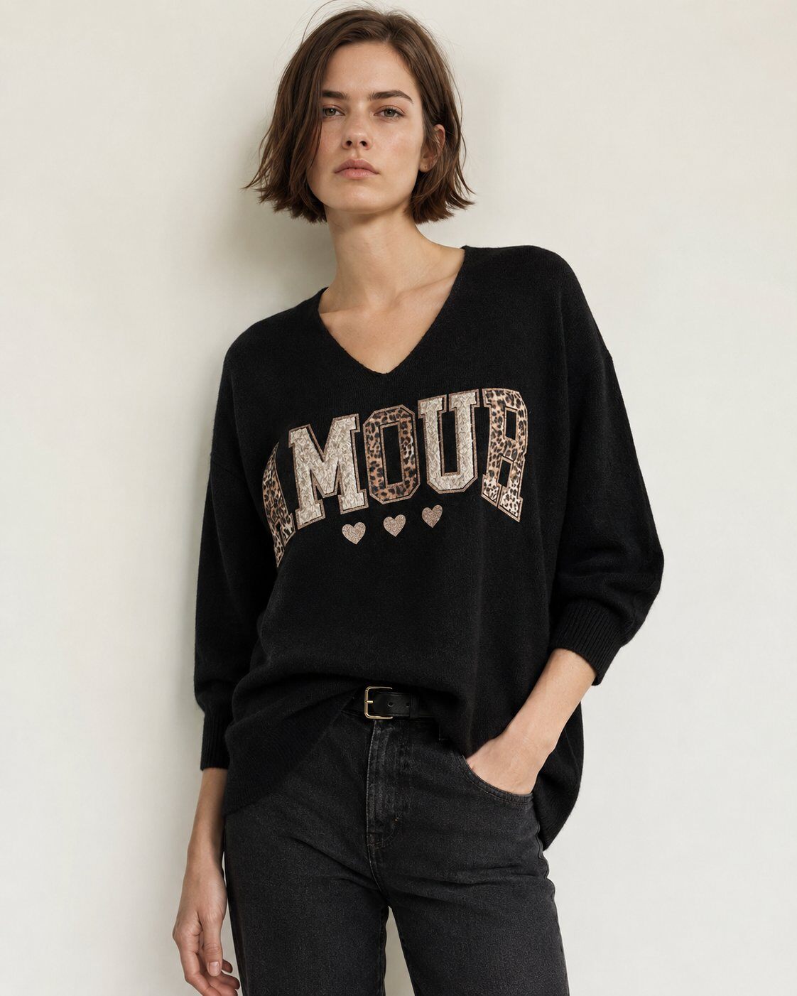Grossista SUNNY SELECT - Maglione in misto lana con scollo a V e lettere leopardate AMOUR