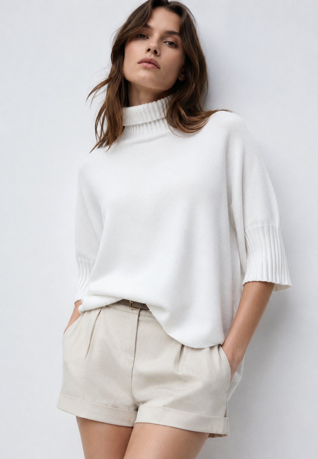 Grossista SUNNY SELECT - Maglia Bianca a Collo Alto Minimalista per Donne | Maglione a Manica Corta Vestibilità Comoda | Elegante Stile Europeo