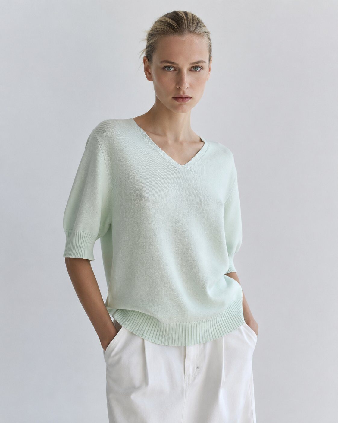 Grossista SUNNY - Top in Maglia Verde Menta Minimalista con Scollo a V – Maglione Estivo Leggero per Donne