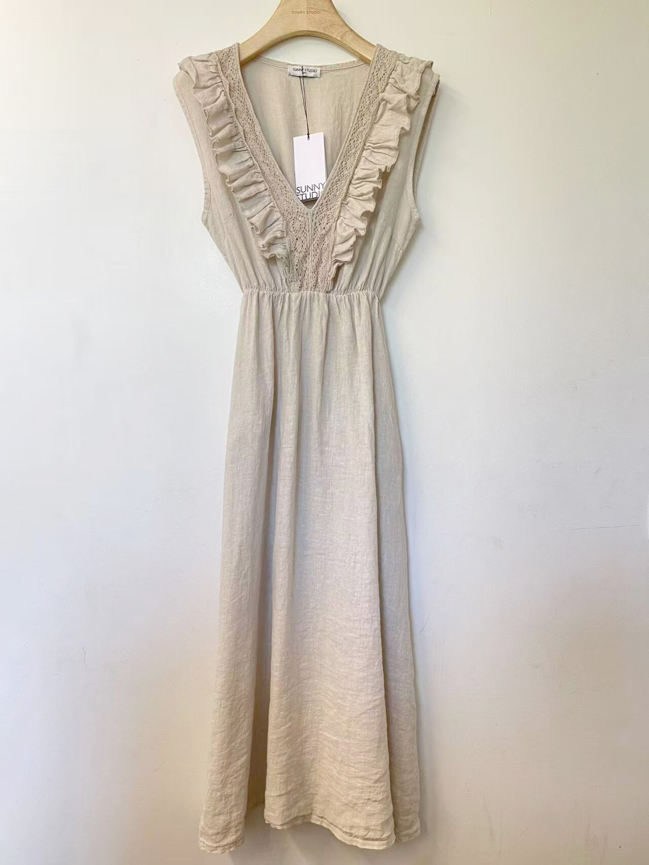 Wholesaler Sunny Studio - Long dress with ruffles and neckline
