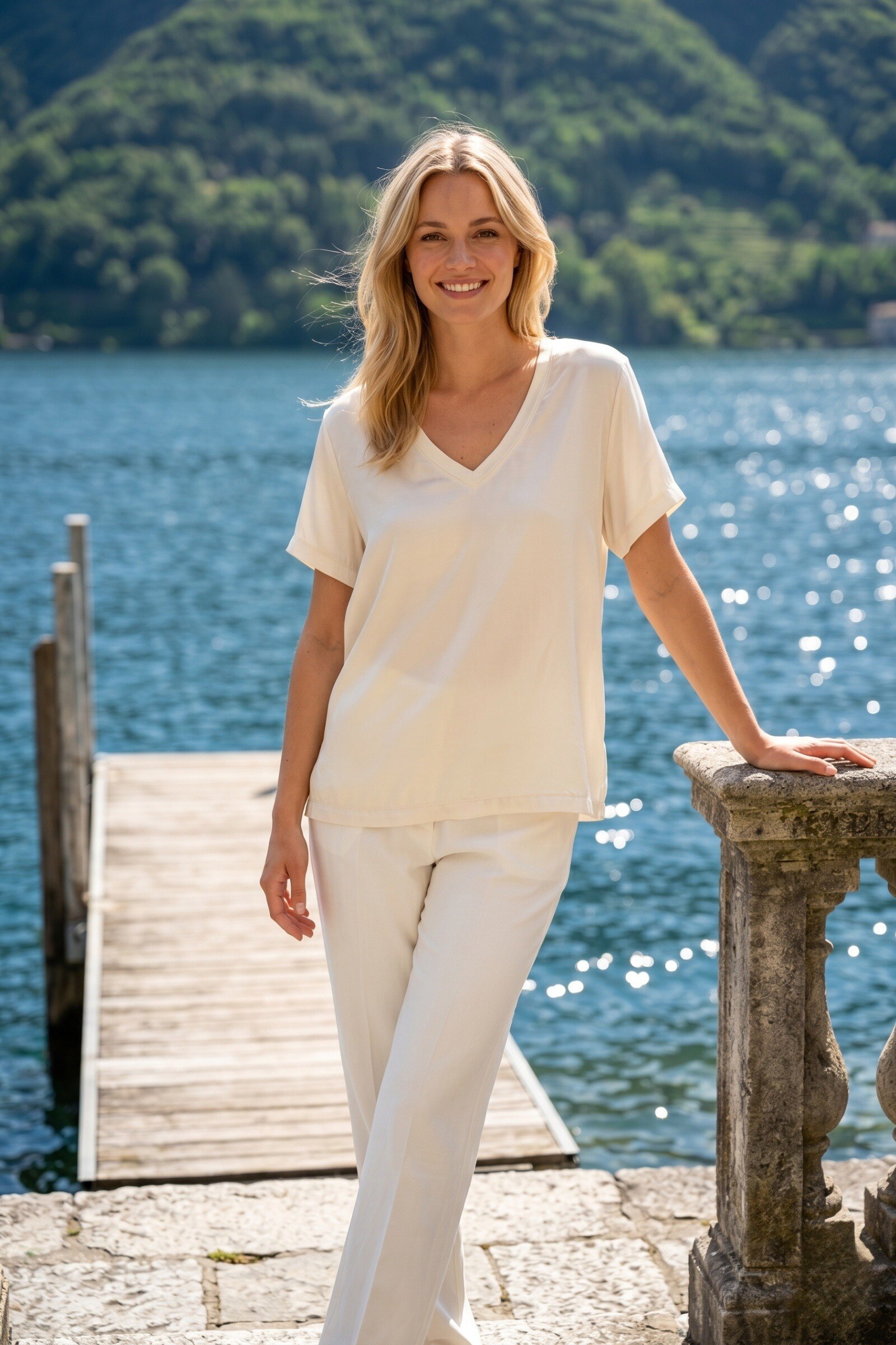 Wholesaler Sunny Studio - Flowy V-neck satin top