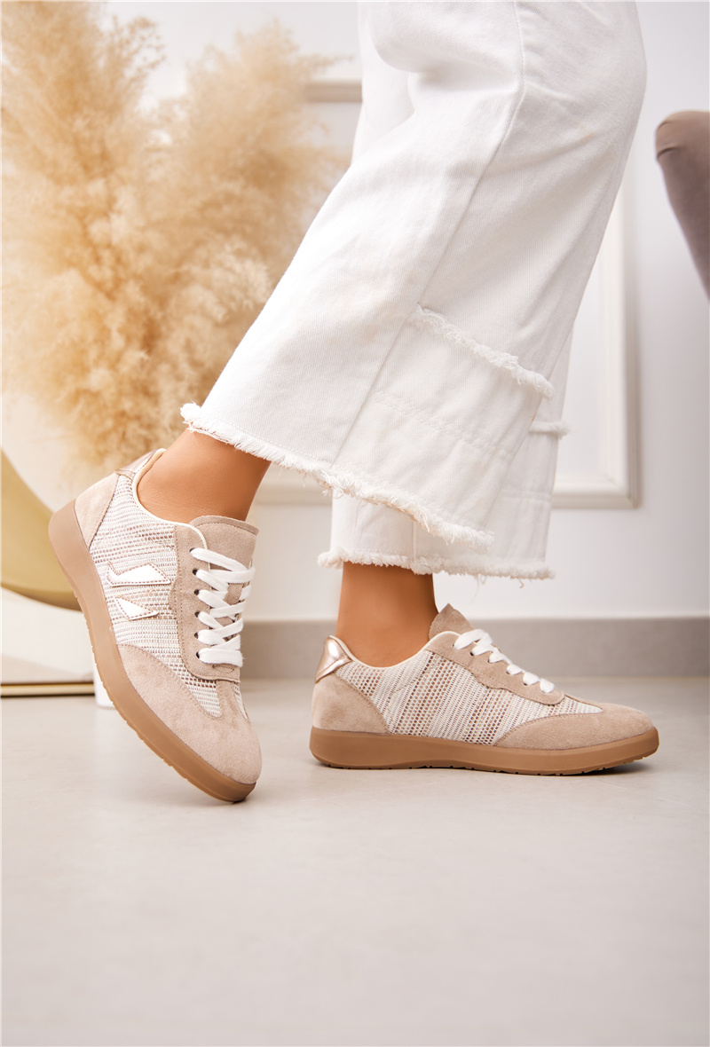 Großhändler Super Mode | Belle Women - Sneaker aus zweierlei Material: Wildleder / Kunstwildleder + geflochten mit Logo und Schnürsenkel