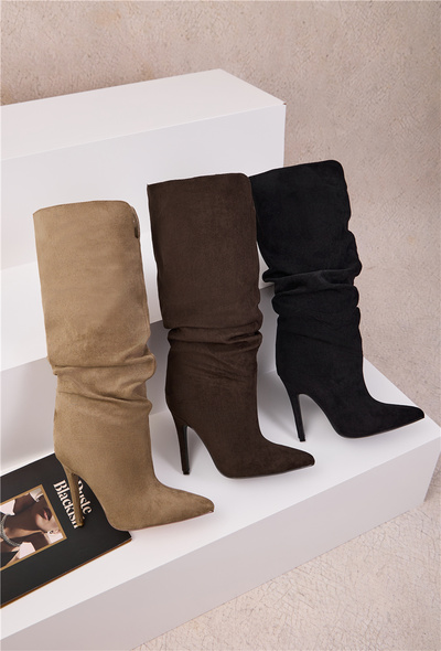 Großhändler Inia. - Raffinierte Wildleder-Stiefeletten mit Pfennigabsatz und spitzer Zehenpartie Großhändler Inia. - Raffinierte Wildleder-Stiefeletten mit Pfennigabsatz und spitzer Zehenpartie