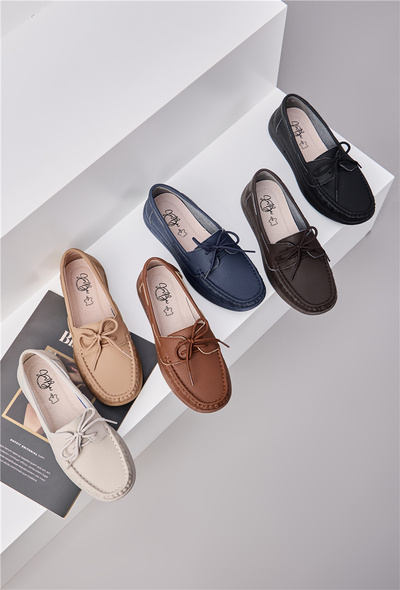 Großhändler Super Mode | Belle Women - Bequeme Loafer aus Kunstleder mit Ledersohle und Schleife Großhändler Super Mode | Belle Women - Bequeme Loafer aus Kunstleder mit Ledersohle und Schleife