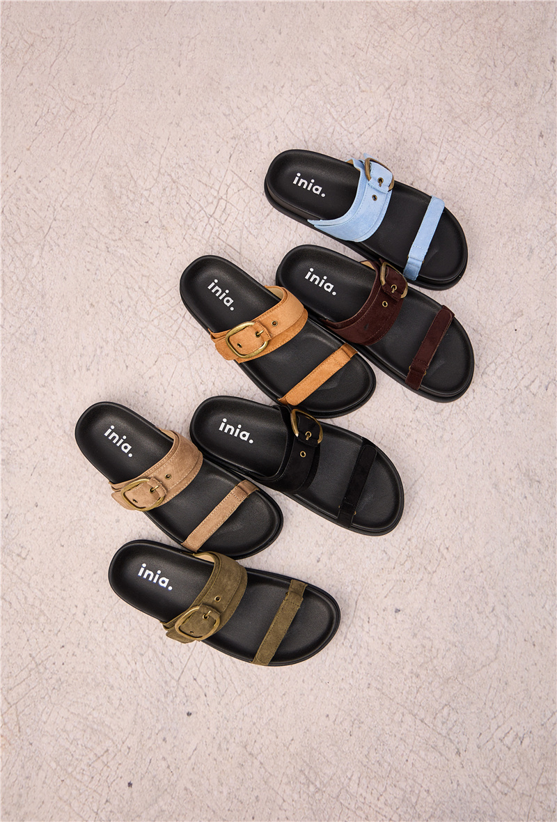 Mayorista Inia. - Chanclas con suela negra, correa de velcro y correa con hebilla