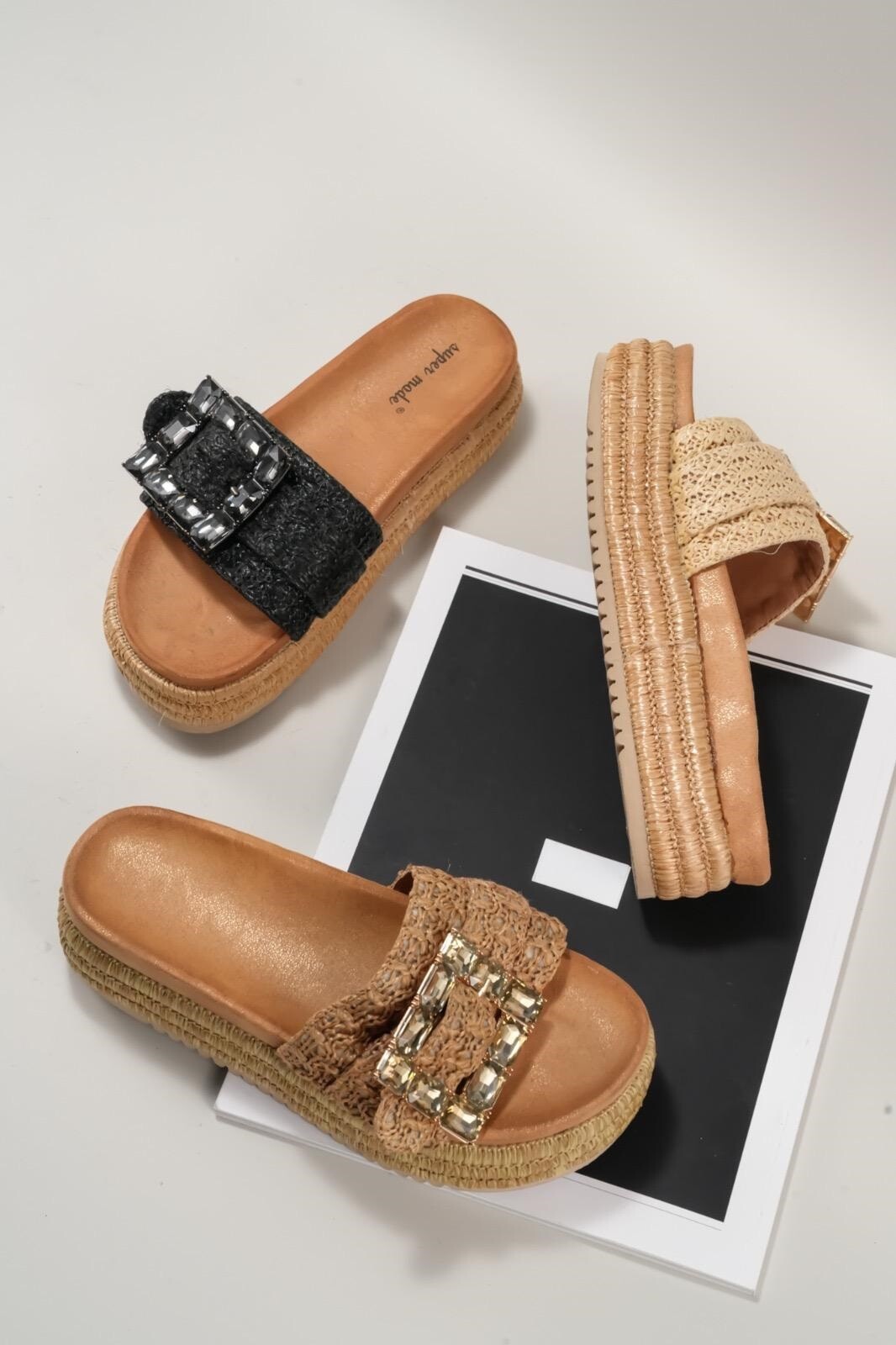 Großhändler Super Mode | Belle Women - Marke Flip Flops mit geflochtenem Flansch und Schnalle mit Schmuck dekoriert