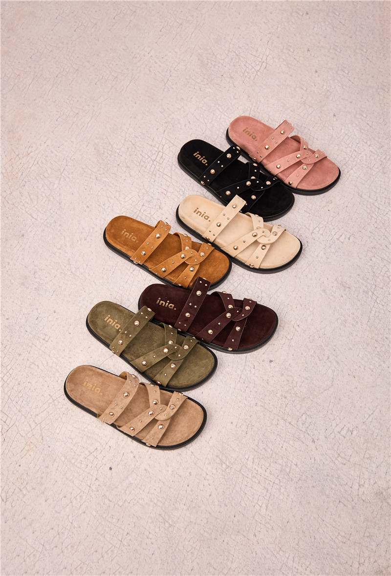Mayorista Inia. - Chanclas de ante con correa tachonada
