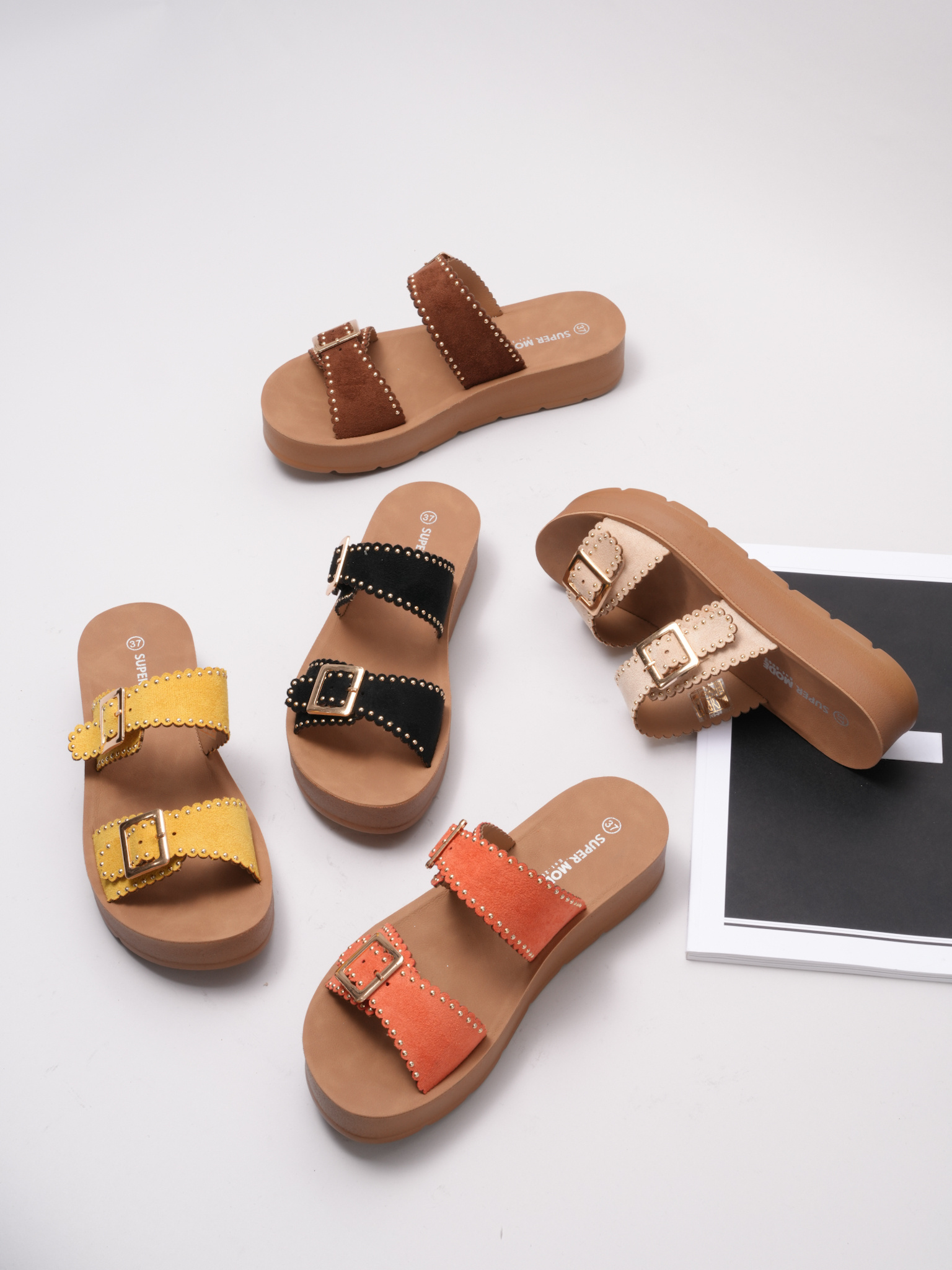 Mayorista Super Mode | Belle Women - Sandalias de cuña con doble correa tachonada y hebilla con acabado festoneado