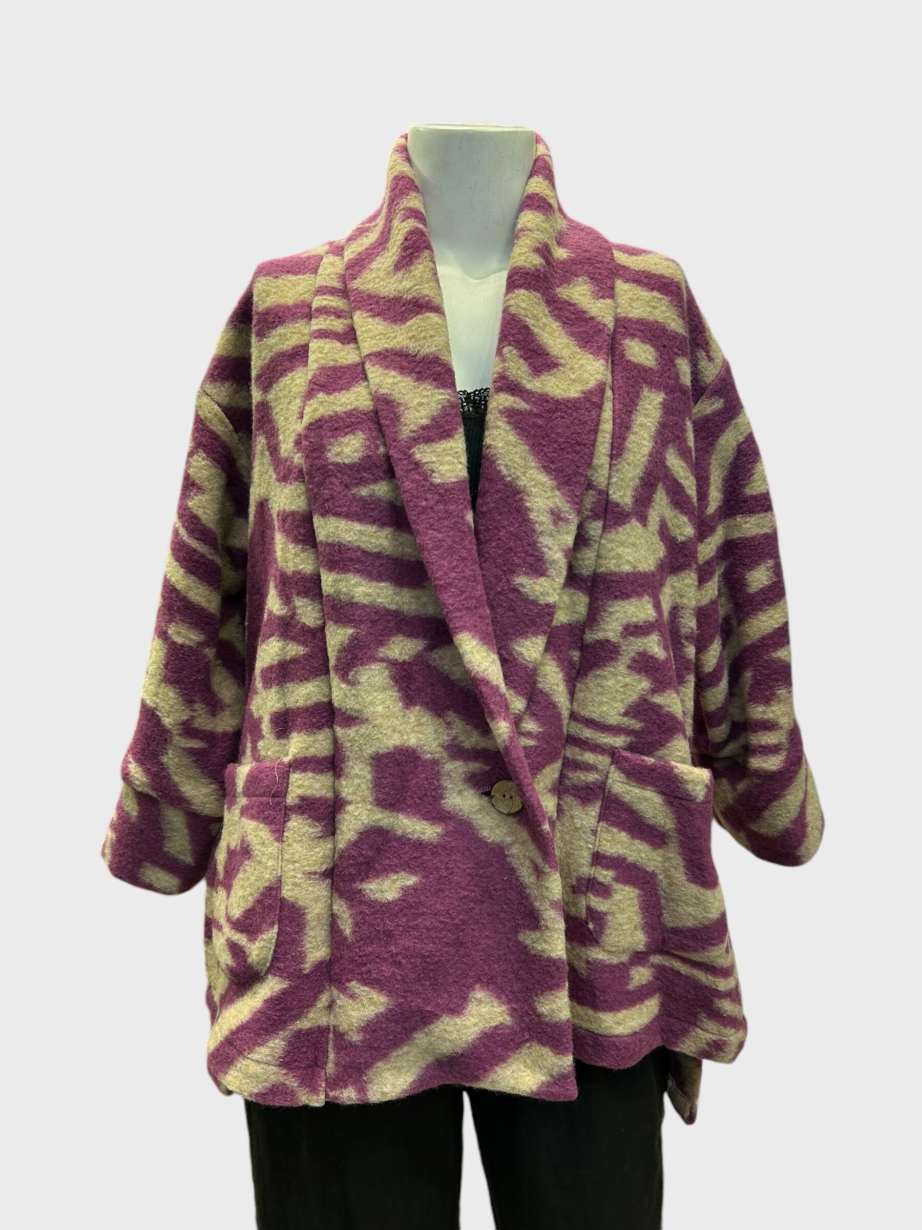 Grossiste Superbelle - MANTEAU COURT OVERSIZED EN LAINE AVEC BOUTON ET DEUX POCHES,