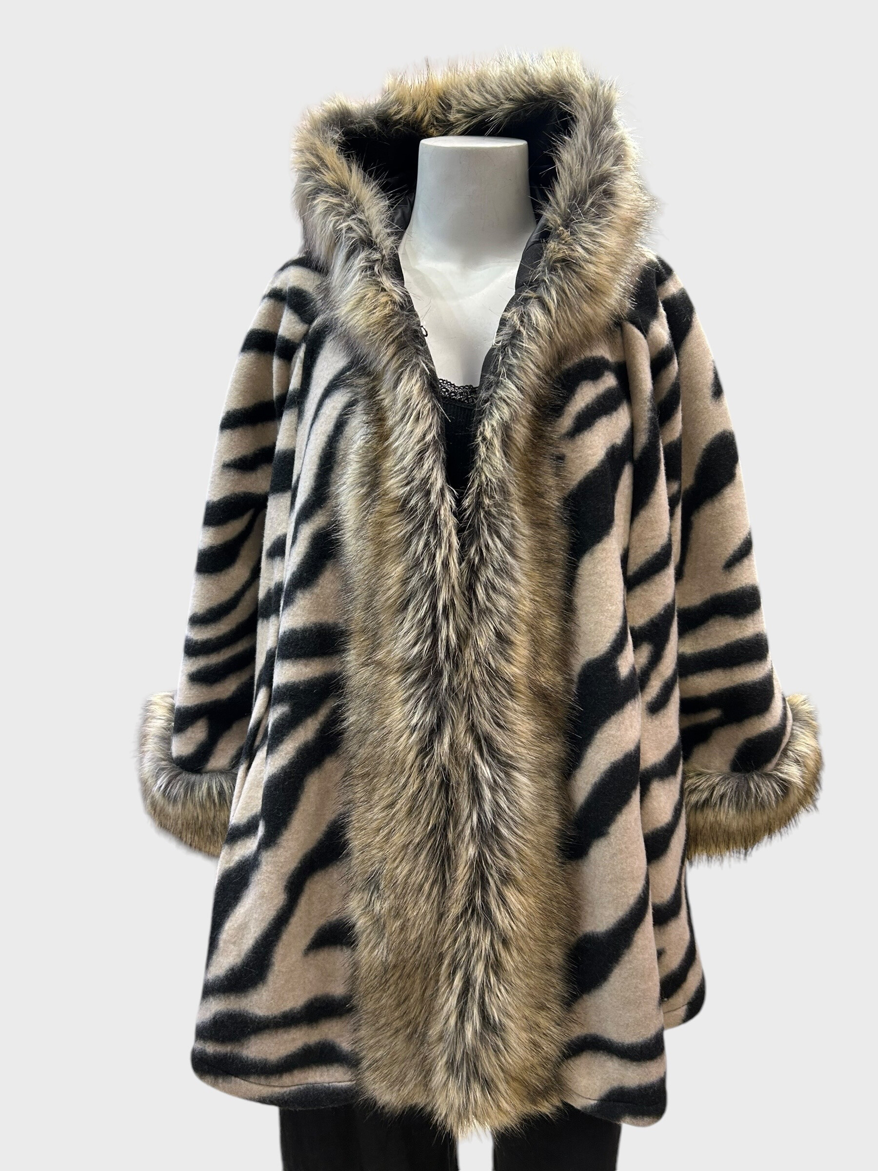 Grossiste Superbelle - MANTEAU ZEBRE CAPUCHE AVEC DOUBLURE ET DEUX POCHES INVISIBLE