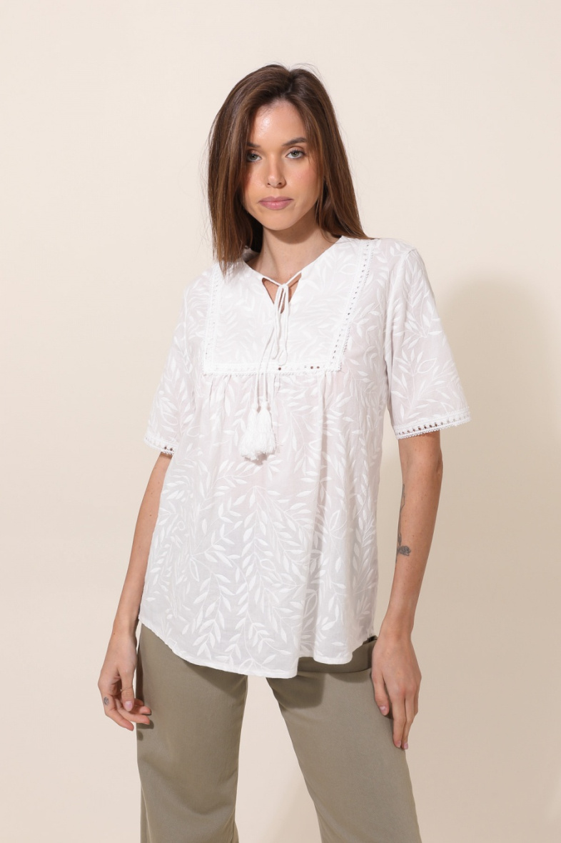 Wholesaler Sweet Miss - Foliage embroidery V-neck cotton T-shirt