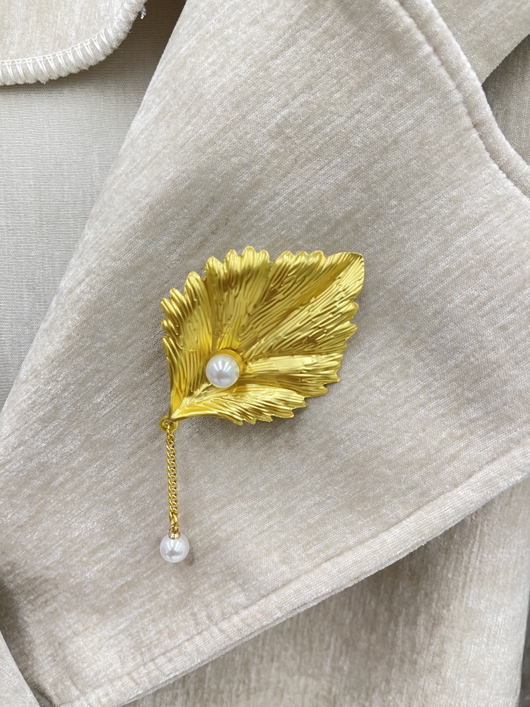 Großhändler Sweetissima - Goldene Perlenblatt-Brosche