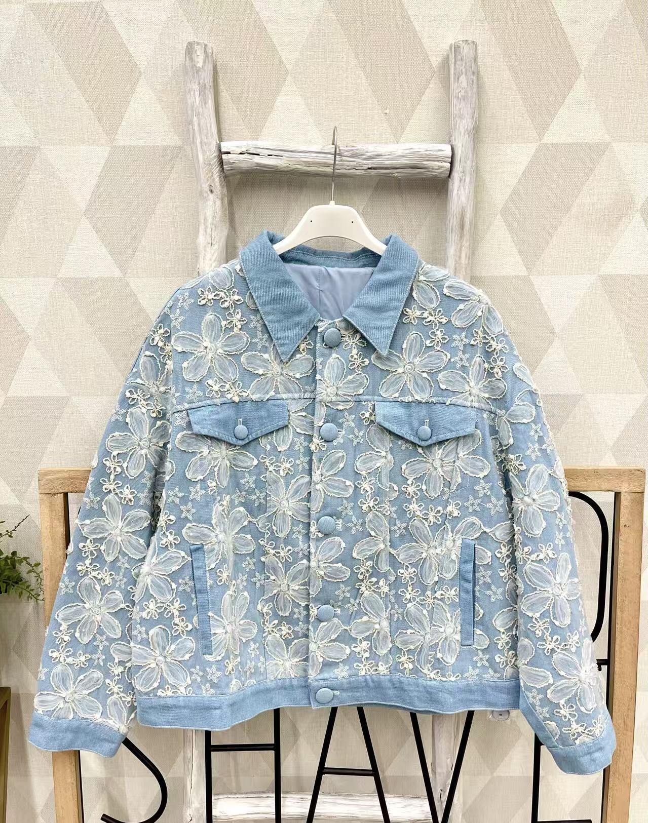 Grossista Sweetissima - Giubbotto in jeans con ricamo di fiori e stelline,lavorato molto bene,