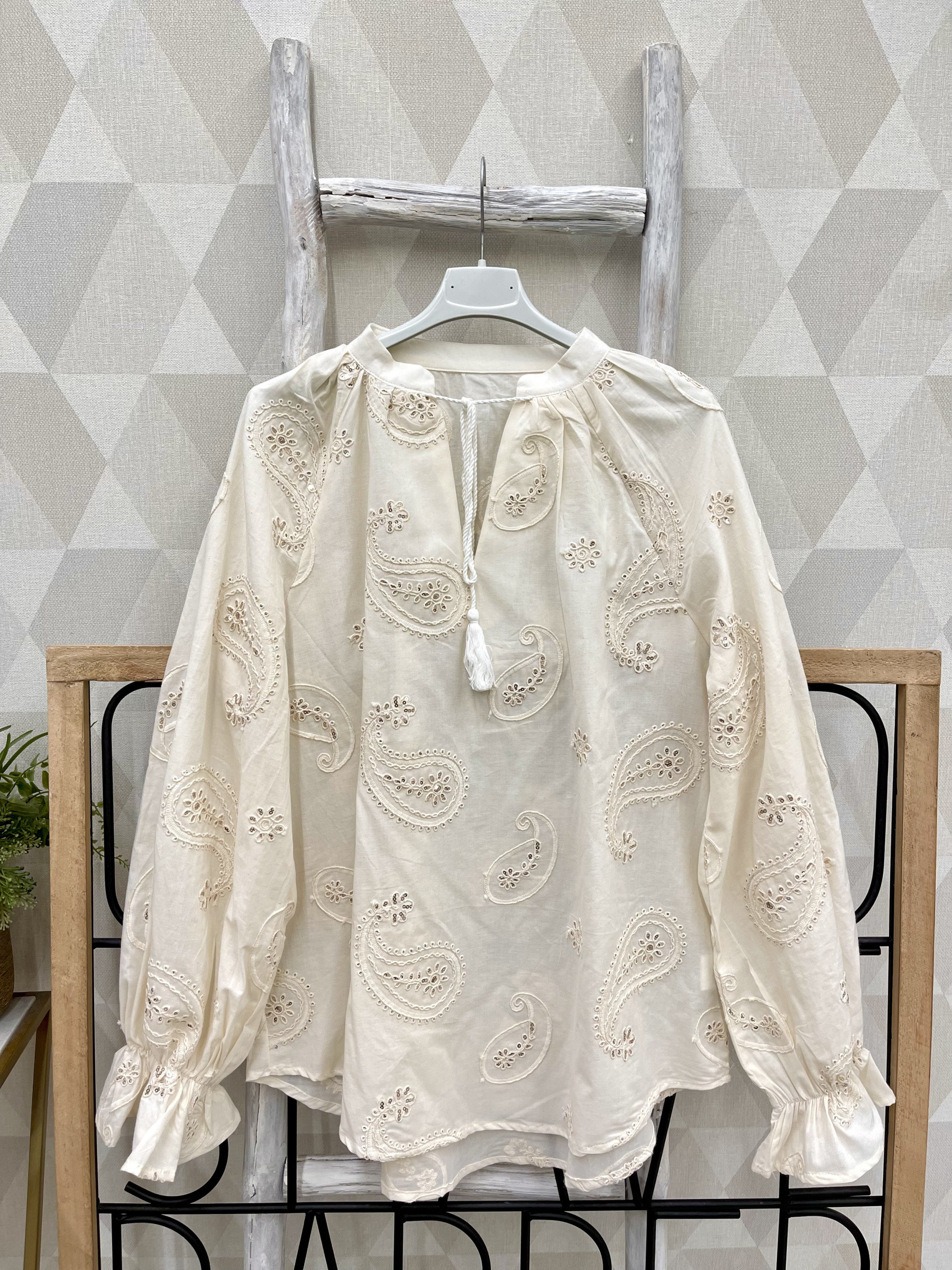 Grossiste Sweetissima - Chemises à col en V avec cordon à pampilles et broderie ajourée