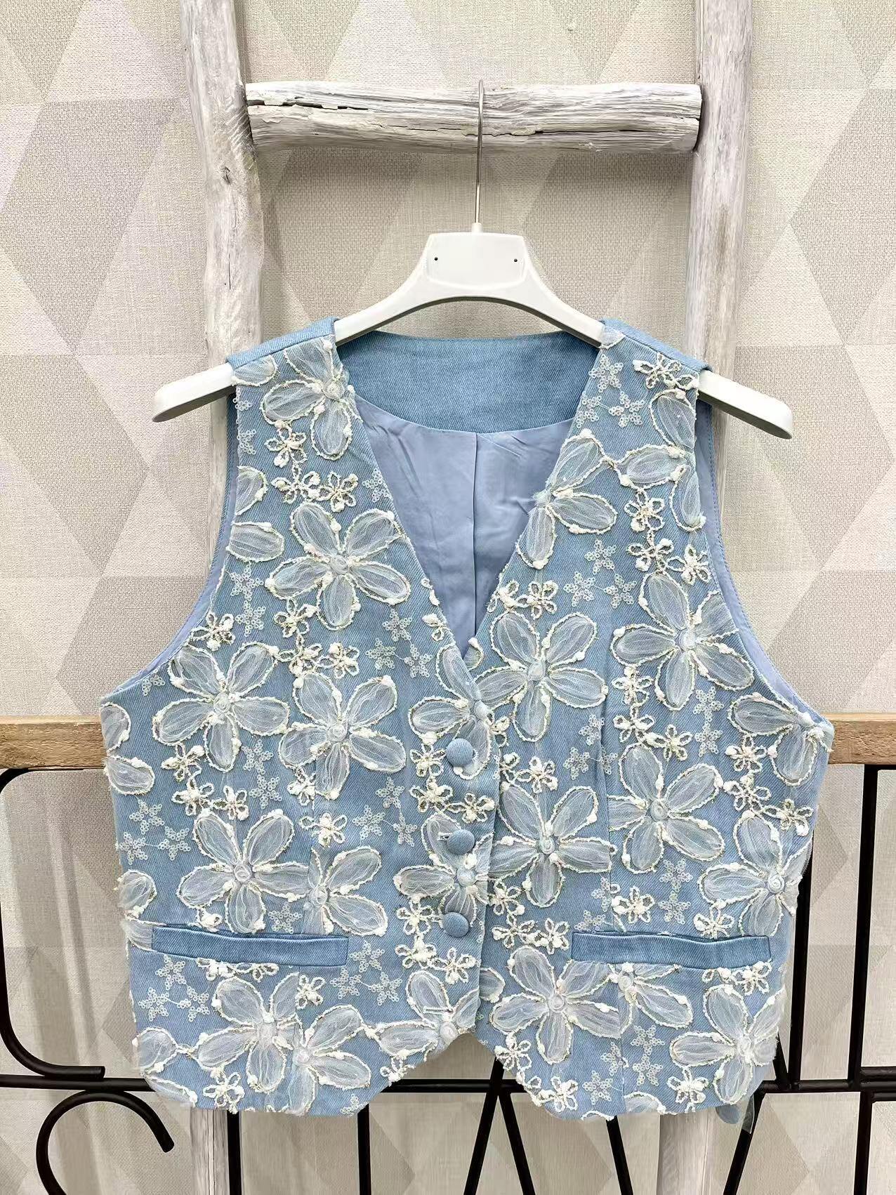 Grossista Sweetissima - Gilet in jeans ricamato ricco di motivi floreali e stelle, lavorato molto bene, perfetto per la primavera.
