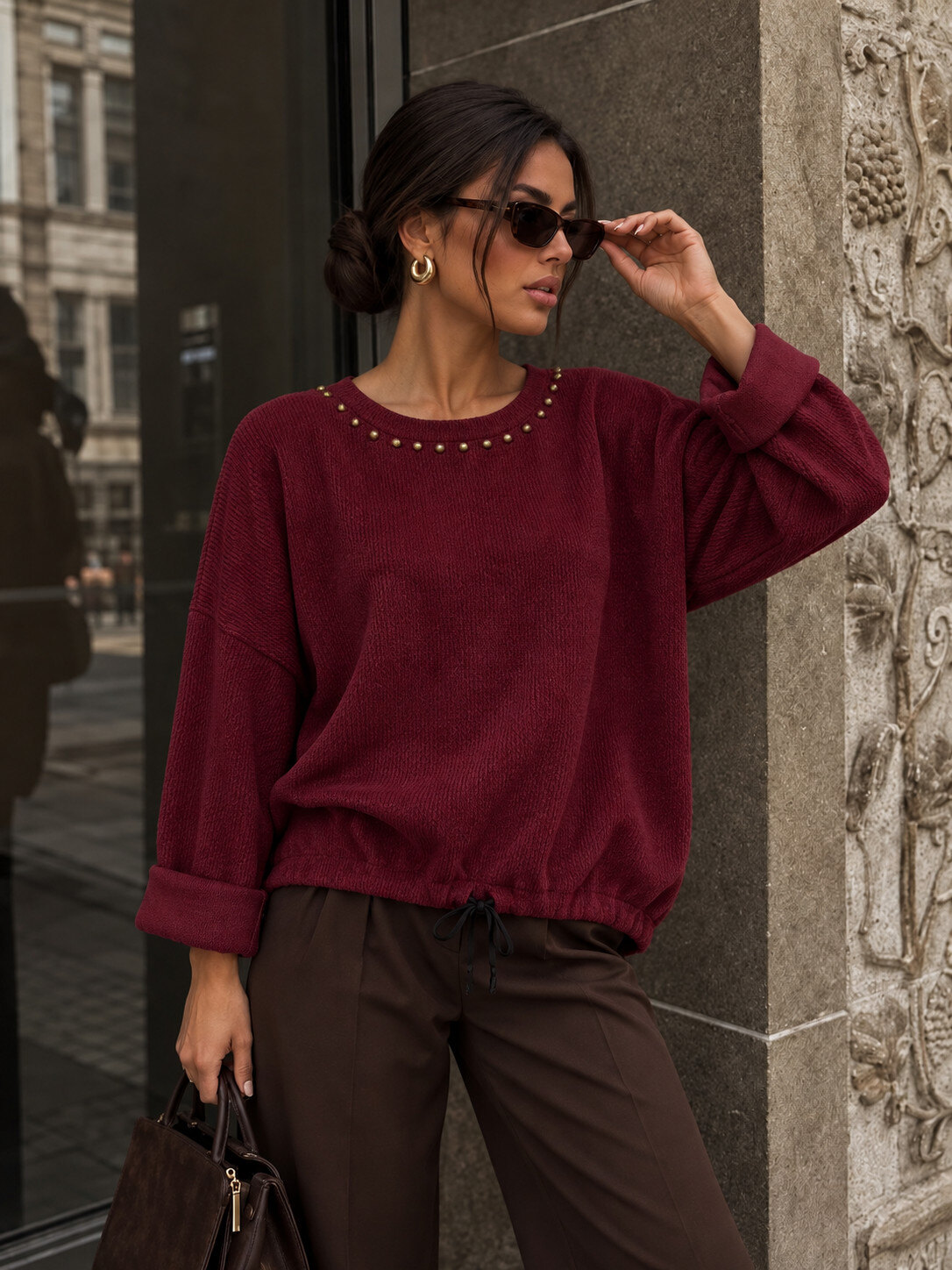 Grossiste Sweetissima - Pull ample avec encolure ornée de clous dorés et cordon de serrage à la base