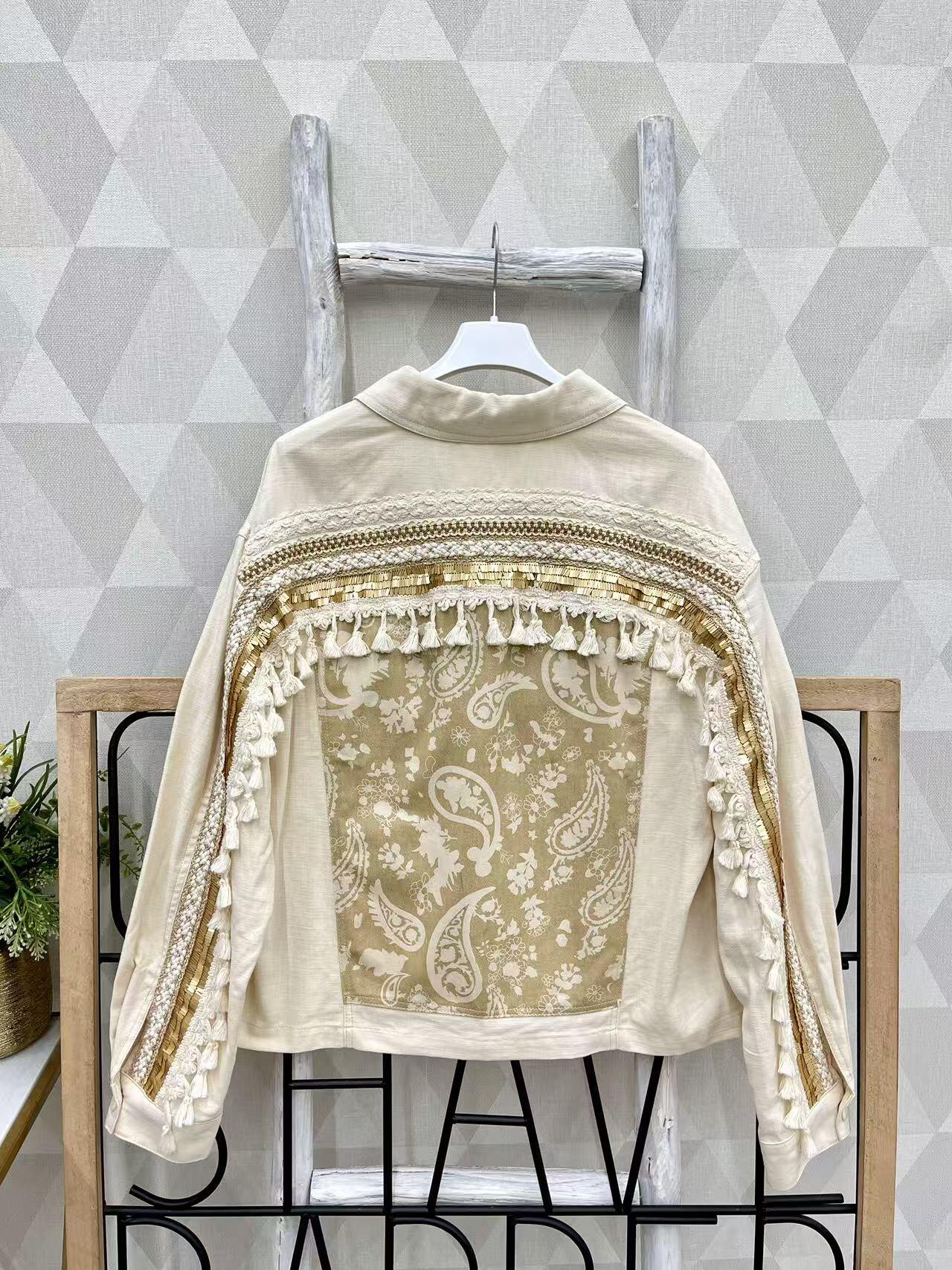 Grossiste Sweetissima - Veste en denim style bohème ornée de paillettes dorées et de franges blanches tressées