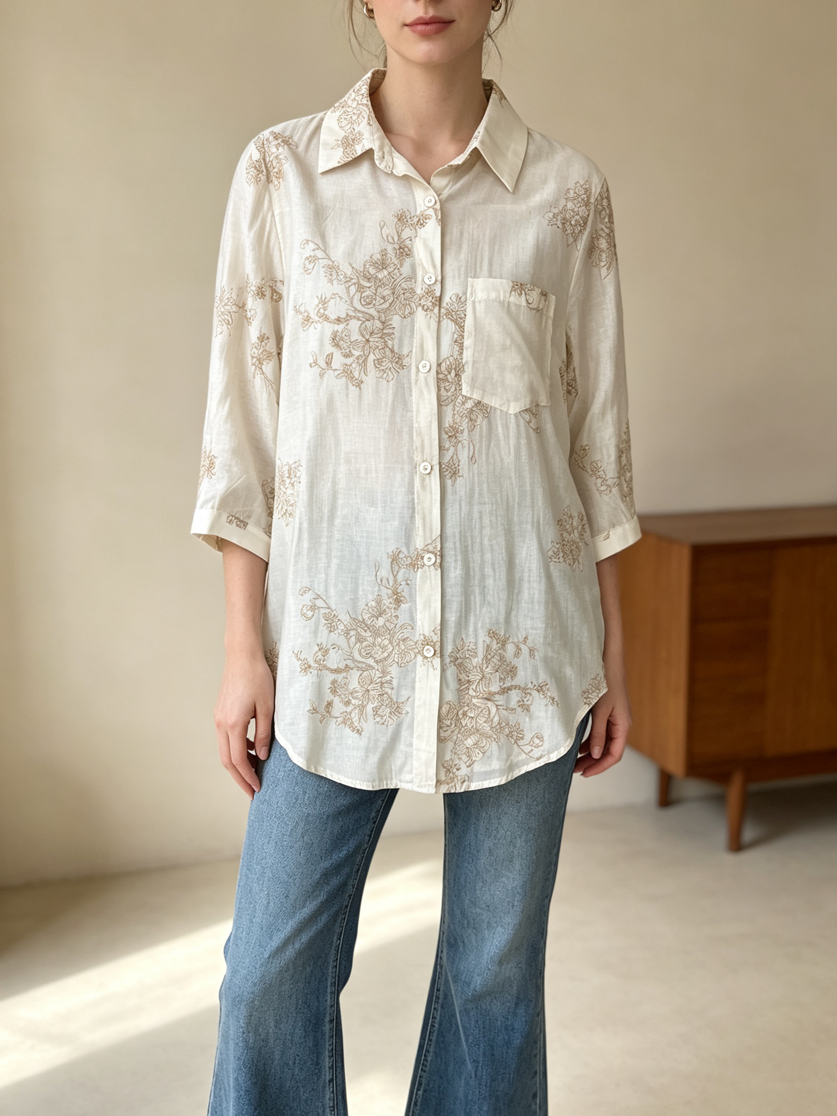 Grossista SweetMiss - Camicia con colletto classico,maniche a tre quarti, tasca sul petto,chiusura con bottoni frontali, taglio morbido oversize, orlo arrotondato,con ricamo