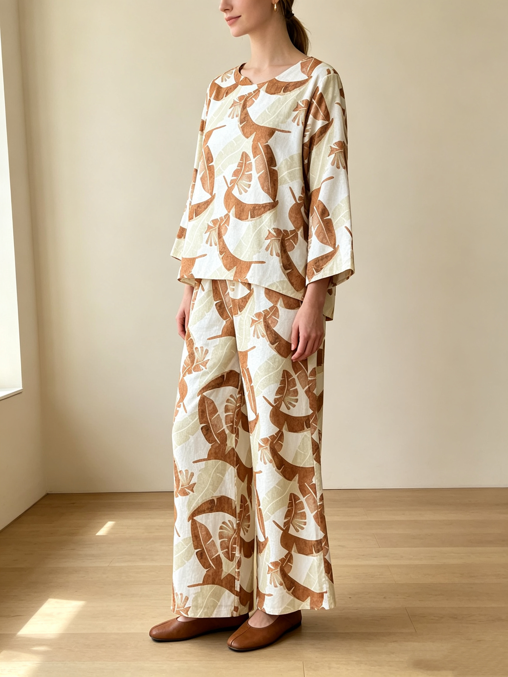 Grossista SweetMiss - Completo donna stampa foglie, due pezzi camicia + pantaloni, outfit coordinato stampato, blusa collo rotondo semplice, maniche a tre quarti svasate