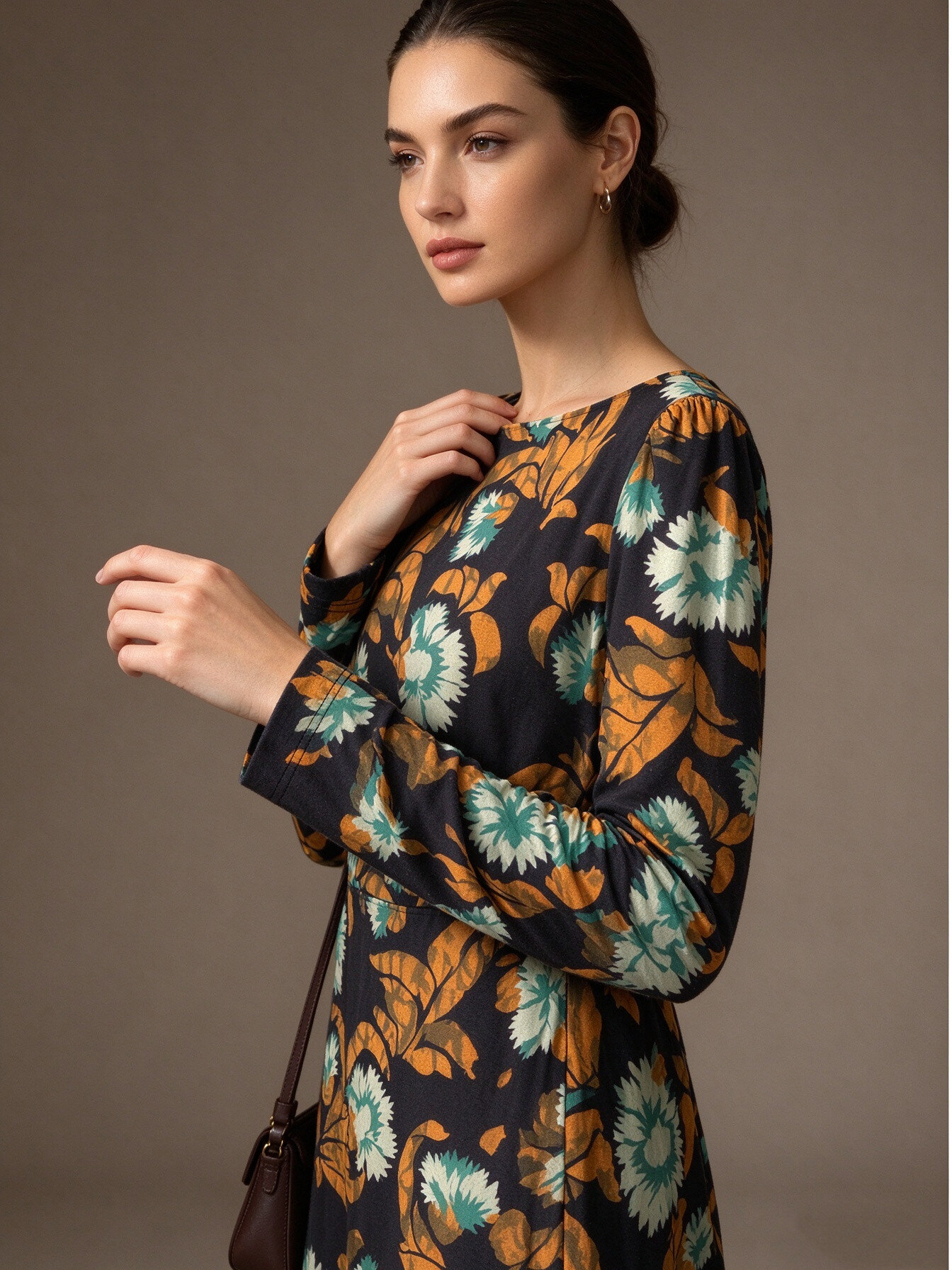 Mayorista SweetMiss - Vestido floral, mangas largas con hombros fruncidos, escote barco, cintura definida, falda midi, estilo elegante, fondo negro, vestido midi