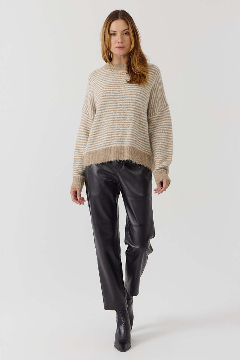 Soft knit sweater, fall/winter, made of polyester, wool, and polyamide, with elastane for comfort, made in China.