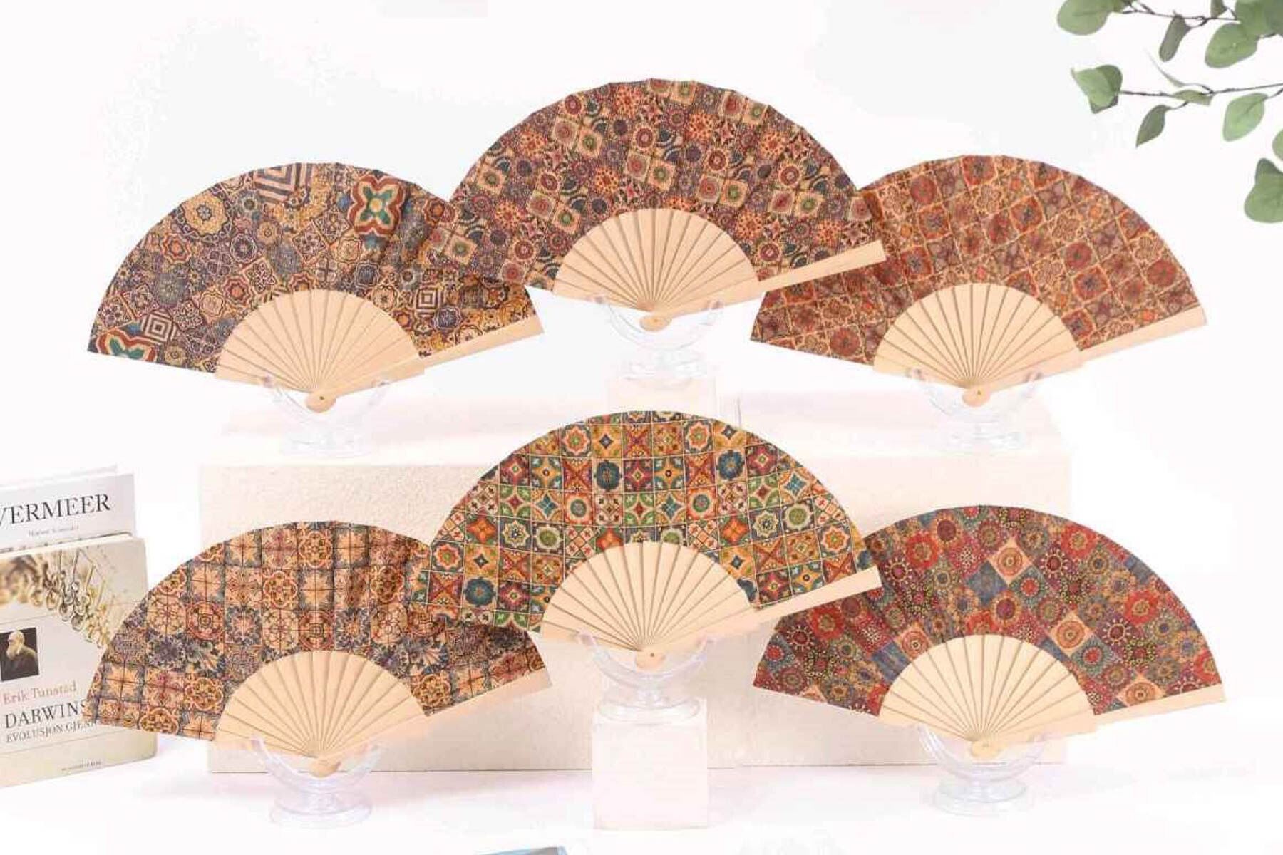 Grossiste SyStyle - Éventail pliant en bois effet liège, motifs vintage bohèmes, couleurs assorties aléatoires