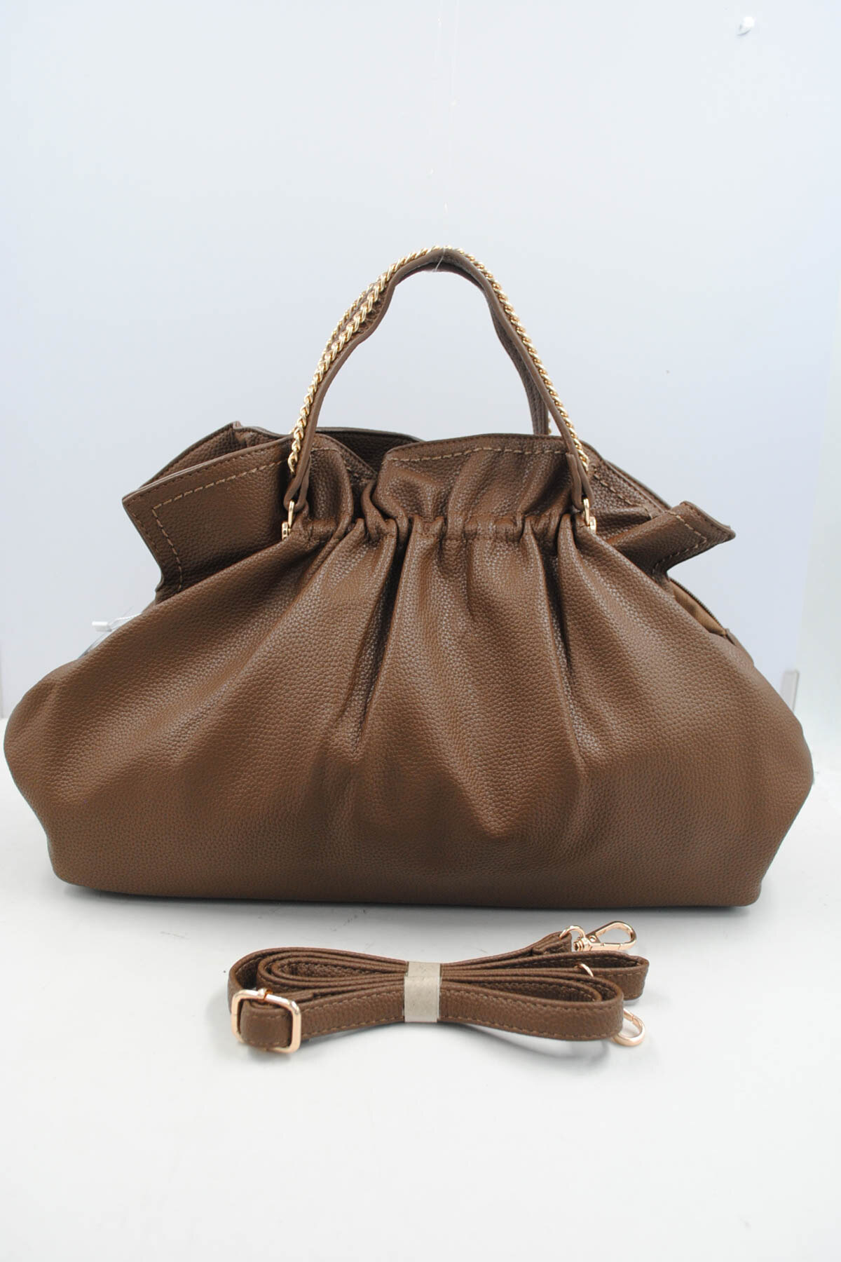 Großhändler SyStyle - Weiche Kunstledertasche, geraffter Verschluss, integrierter Griff mit goldener Kette, wird mit verstellbarem Schulterriemen geliefert.