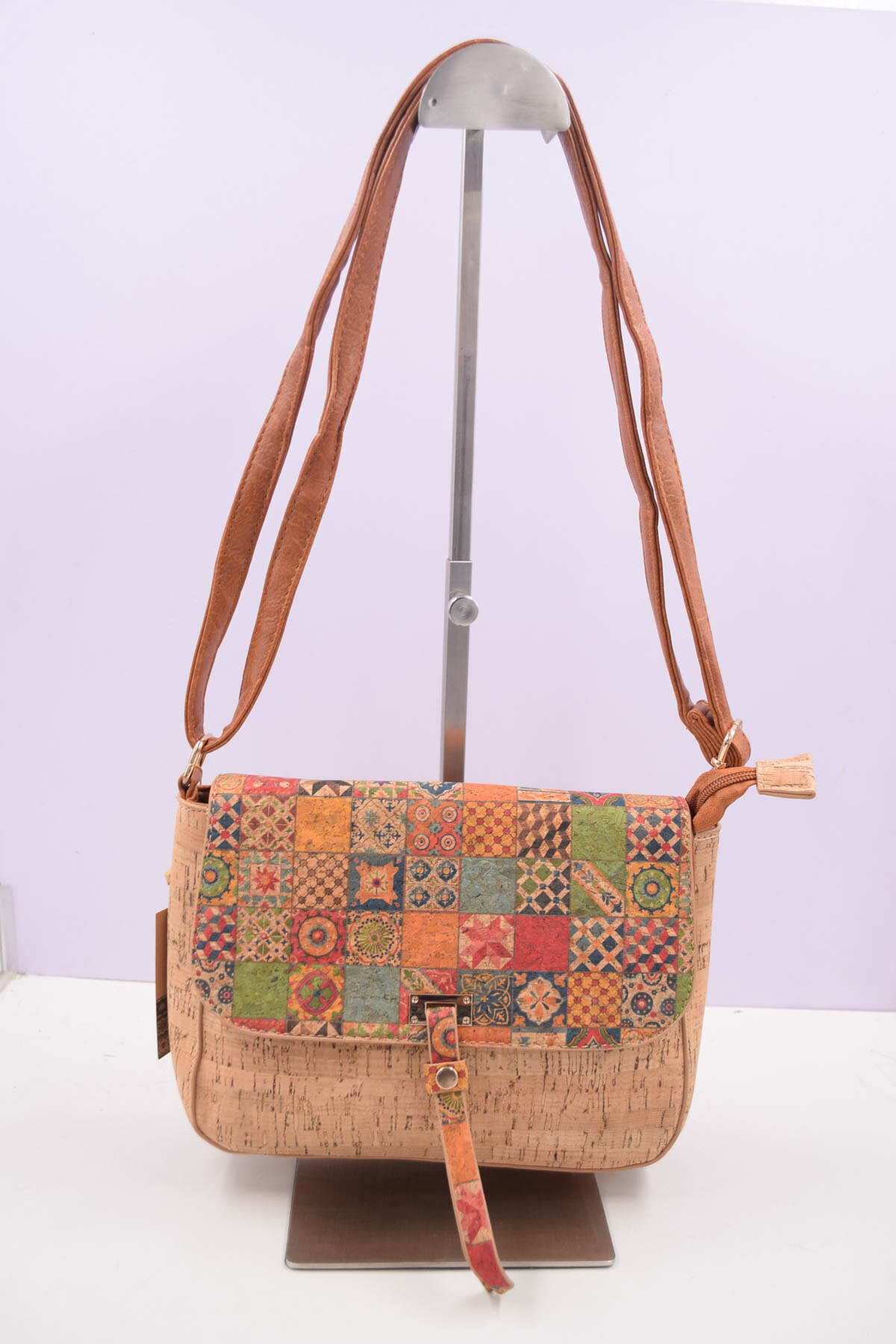 Mayorista SyStyle - Gran bolso mensajero ecológico de corcho, solapa a cuadros vintage con cierre metálico.