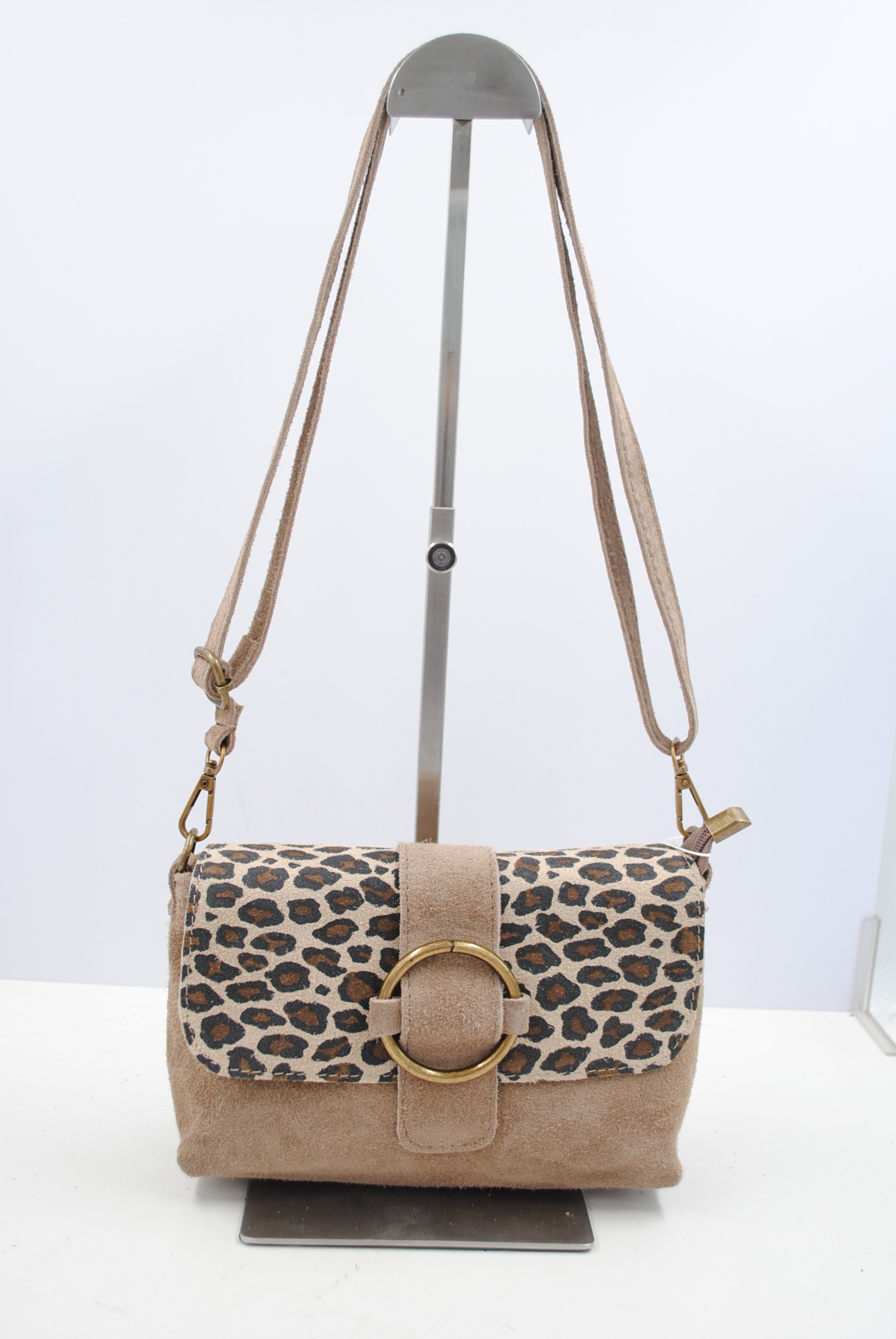 Grossiste SyStyle - Sac bandoulière femme en cuir suédé à motif léopard, boucle circulaire métallique