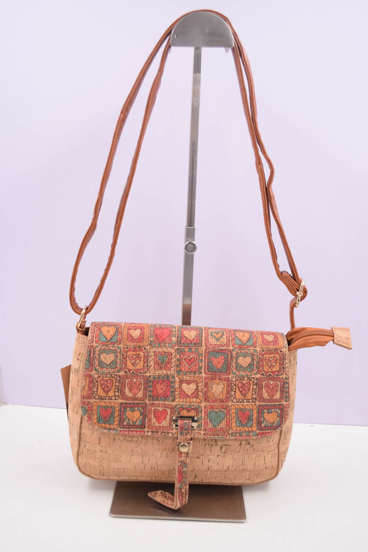 Mayorista SyStyle - Gran bolso mensajero ecológico de corcho, solapa a cuadros vintage con cierre metálico.