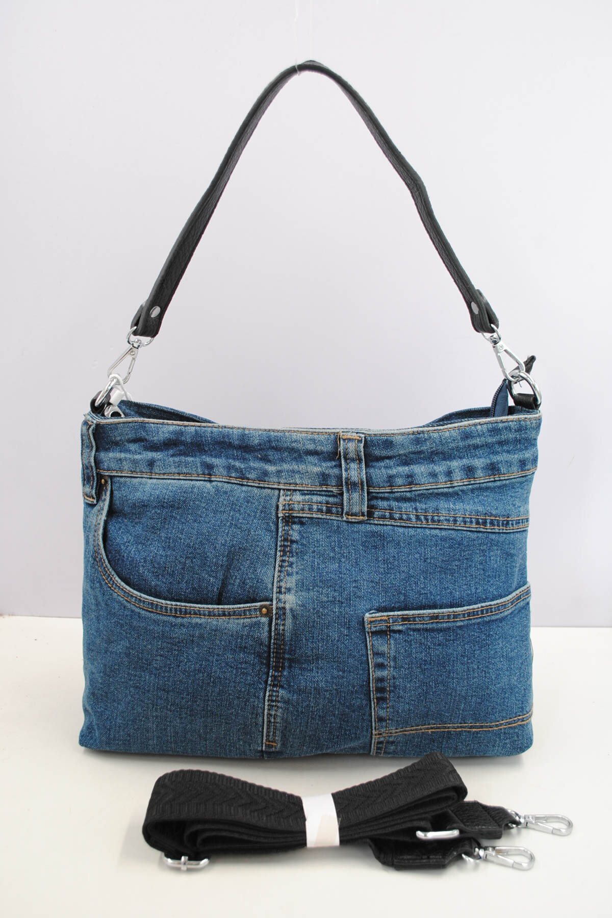 Grossiste SyStyle - Sac à épaule sous l’aisselle upcyclé en jean, bandoulière large amovible pour port croisé, petit sac en jean multi-poches délavé vintage