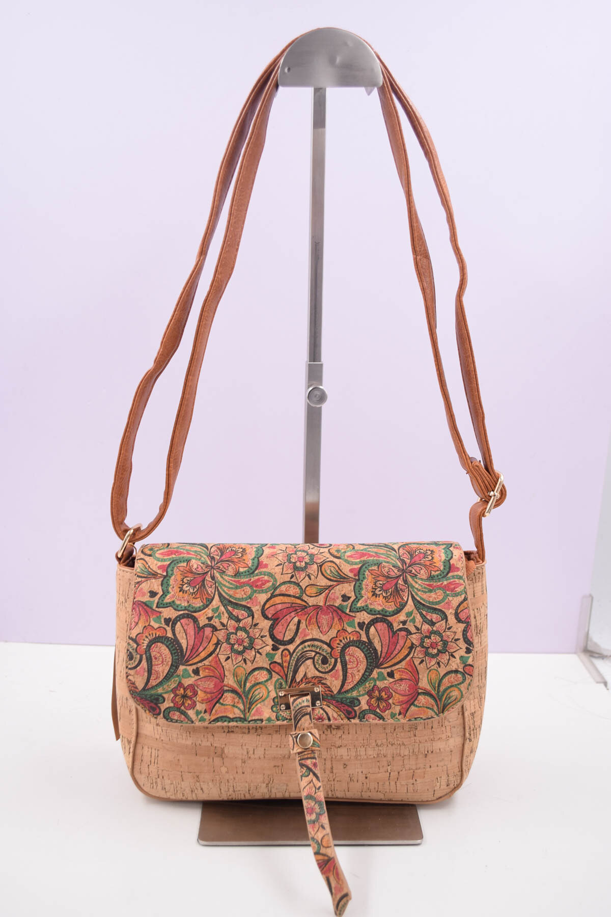 Mayorista SyStyle - Gran bolso mensajero ecológico de corcho, solapa a cuadros vintage con cierre metálico.