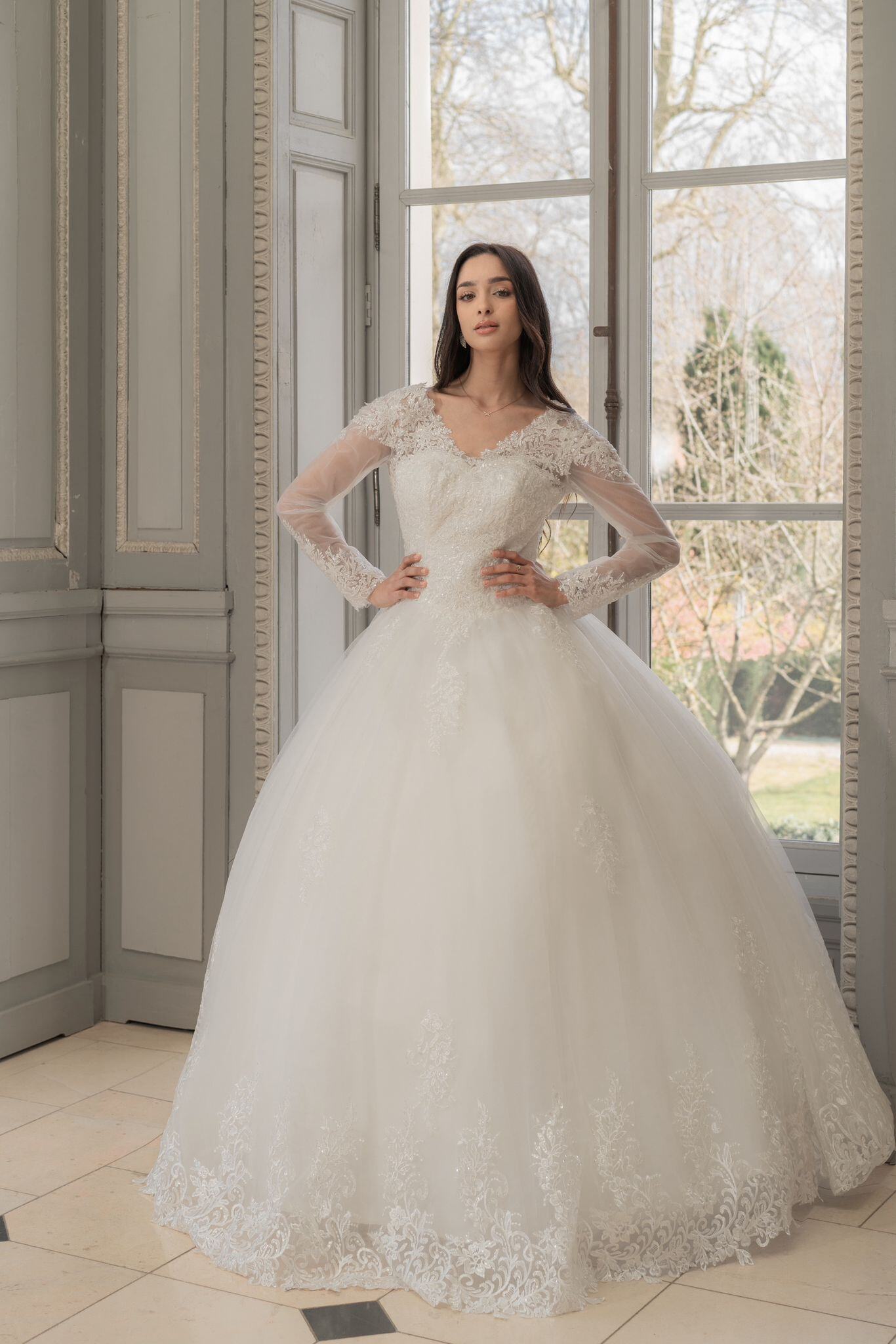 Großhändler T.L. MARIAGE - Hochzeitskleid ohne Schleppe mit Ärmeln