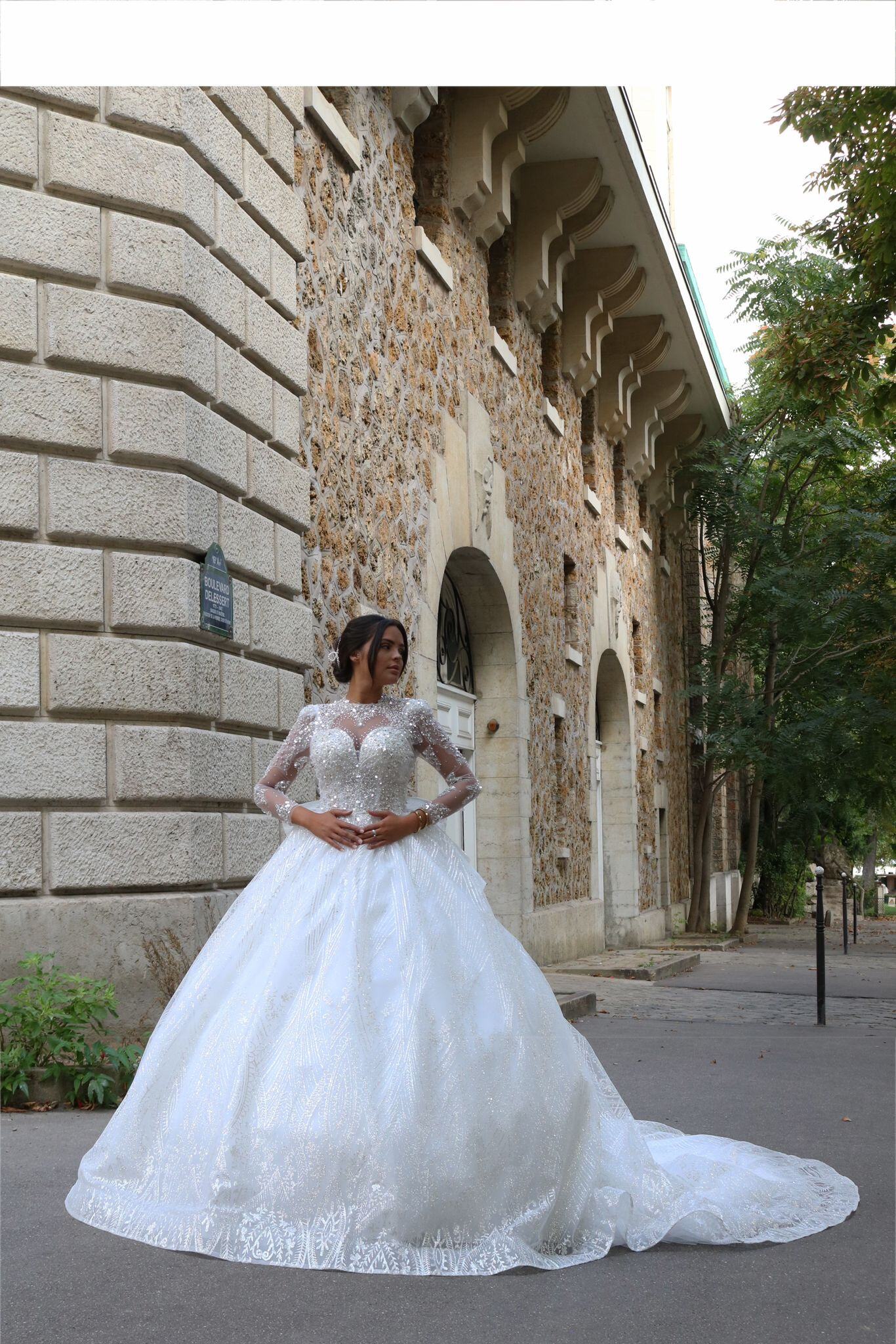 Großhändler T.L. MARIAGE - Hochzeitskleid mit Schleppe und Ärmeln