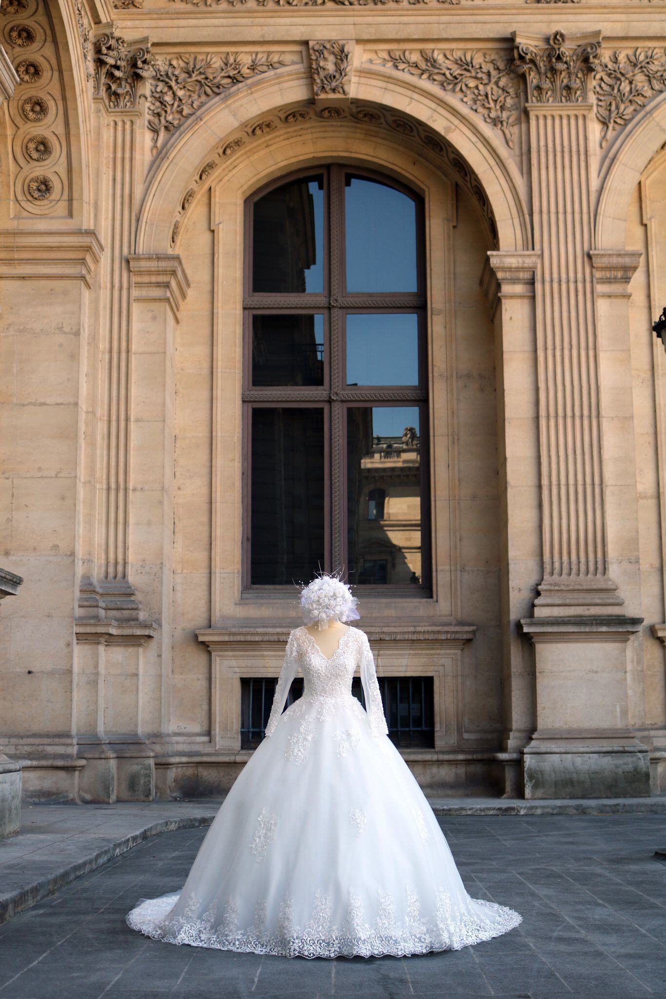 Großhändler T.L. MARIAGE - Königliches Prinzessinnen-Brautkleid aus Perlen-Spitze - Lange Ärmel - Größen 36 bis 54