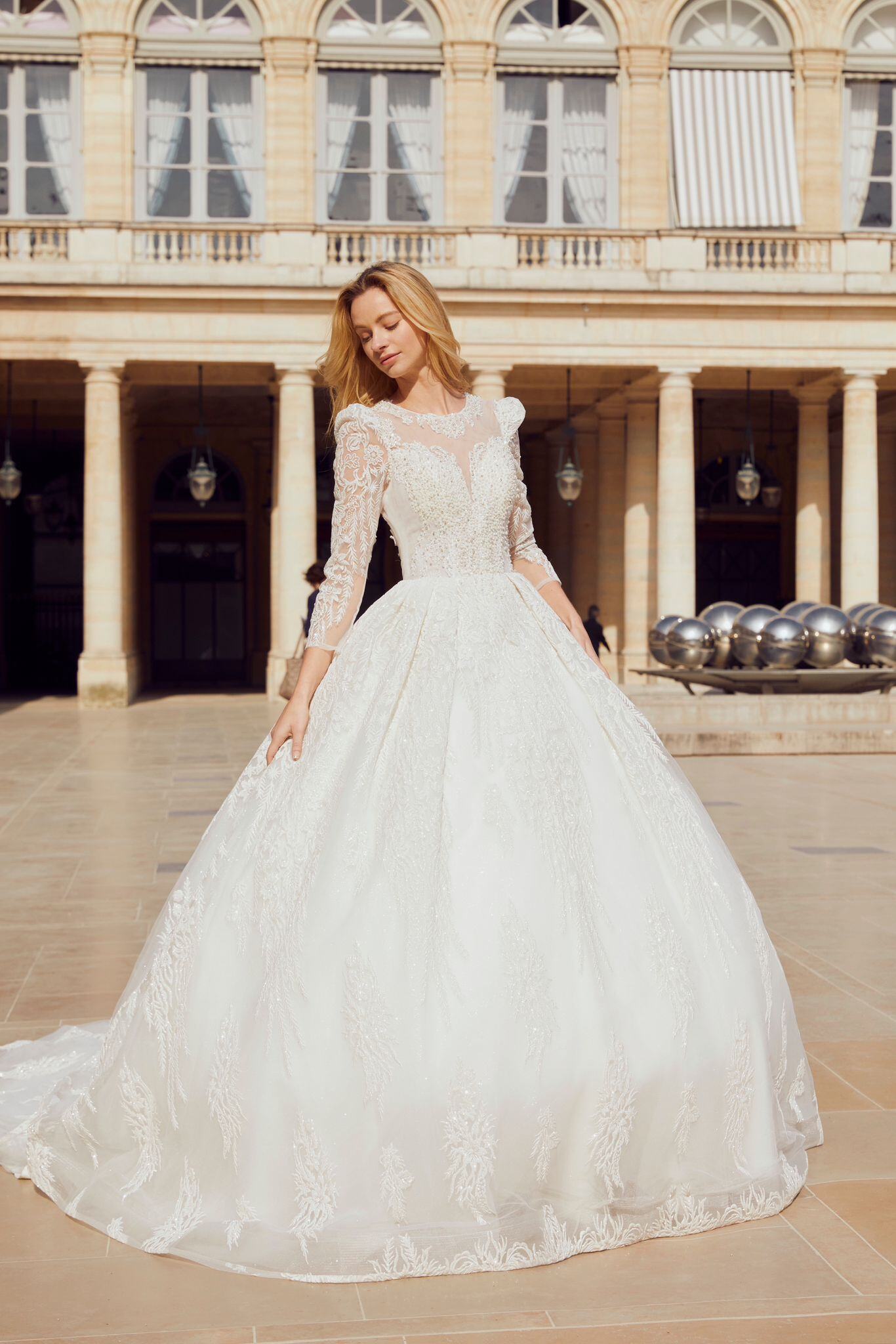 Großhändler T.L. MARIAGE - Hochzeitskleid mit Schleppe und Ärmeln
